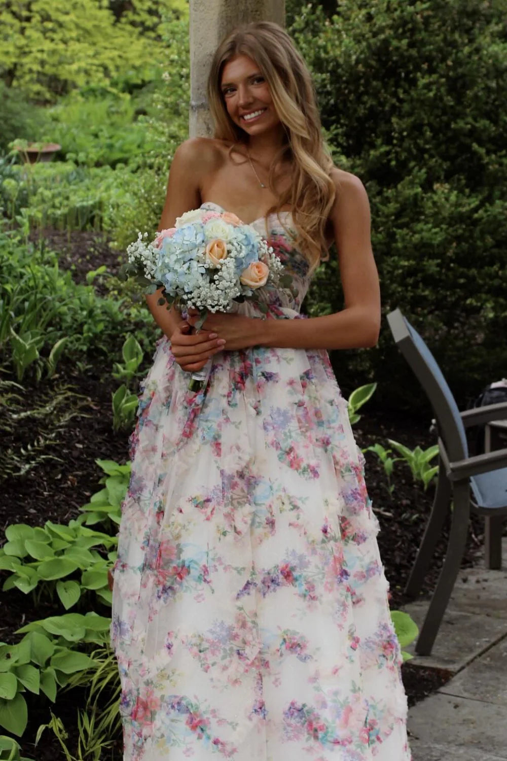 Robe Weitese A-line sans bretelles imprimé floral plissé ourlet à volants robe longue robe de bal 