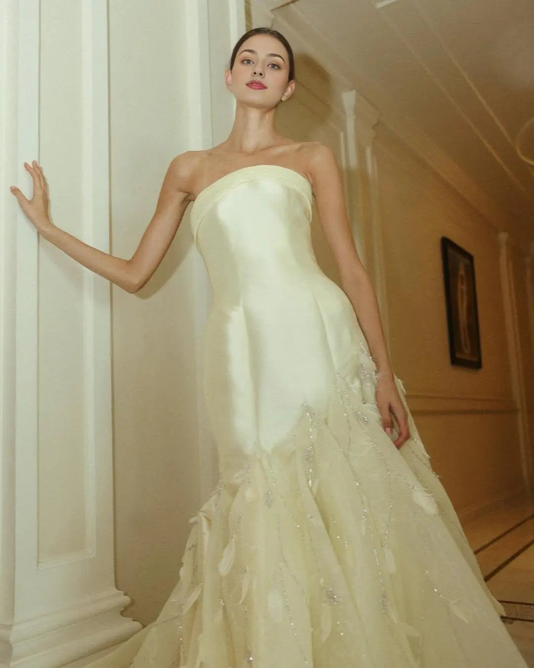 Vestido Weitese, increíble vestido largo sin mangas con tirantes finos y bordado en satén con narcisos. 