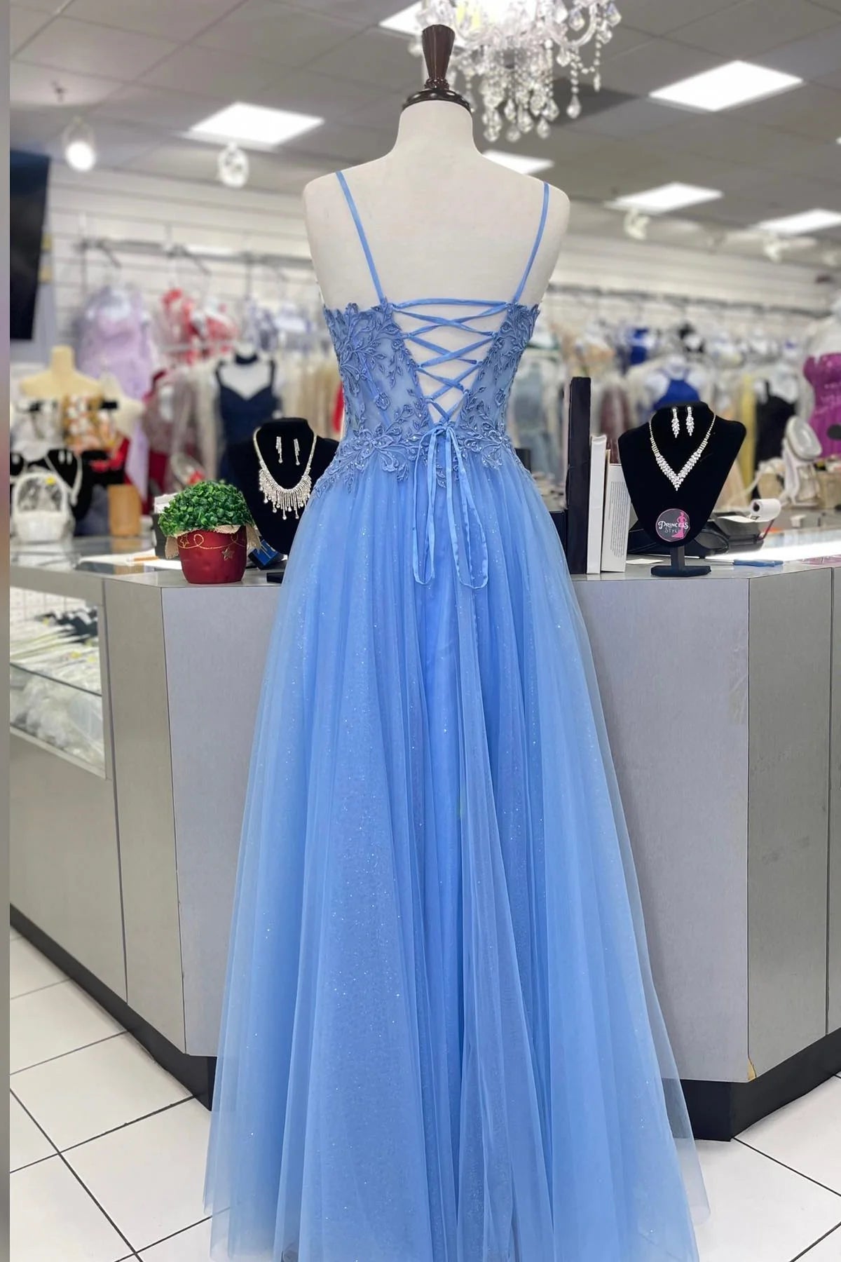 Robe Weitese bleue en dentelle avec appliques 
