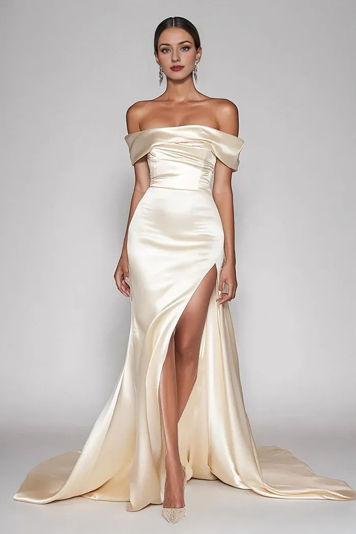 Robe de bal sirène en satin champagne à épaules dénudées et fente 
