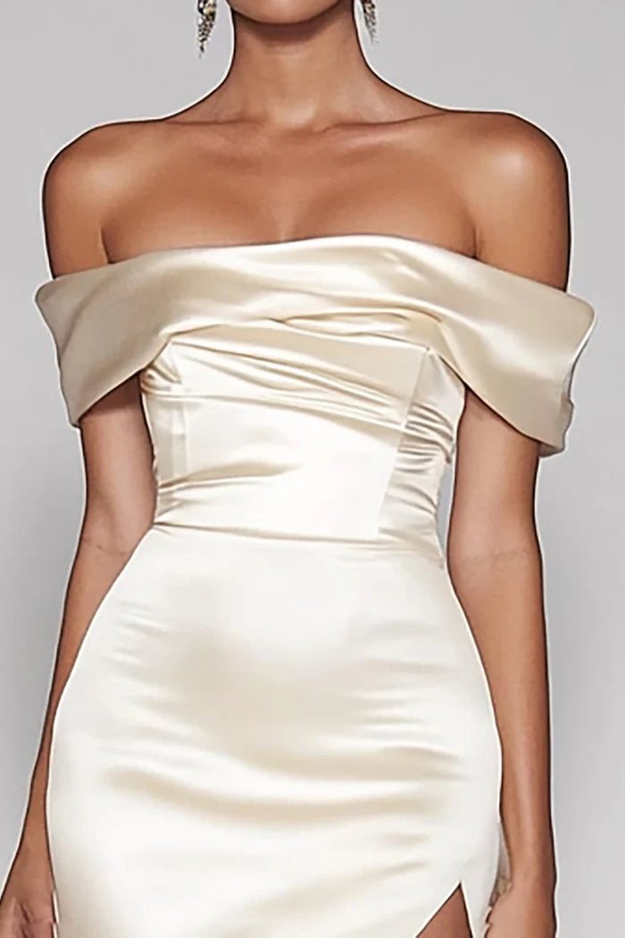 Robe de bal sirène en satin champagne à épaules dénudées et fente 