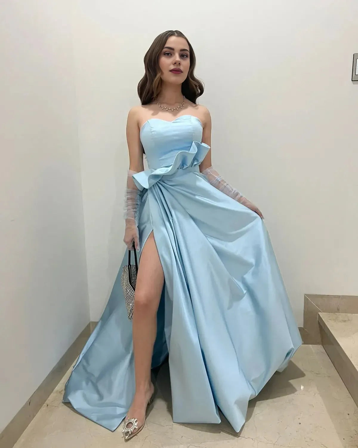 Robe de bal longue bleu clair à décolleté en cœur et coupe trapèze avec fente sur le devant 