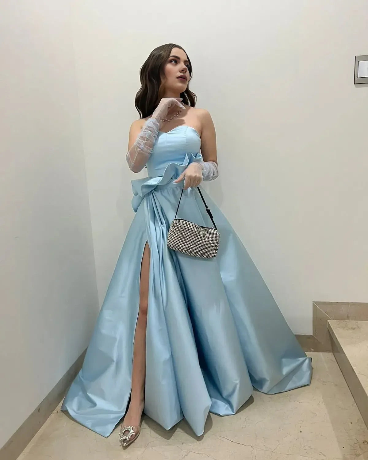Robe de bal longue bleu clair à décolleté en cœur et coupe trapèze avec fente sur le devant 