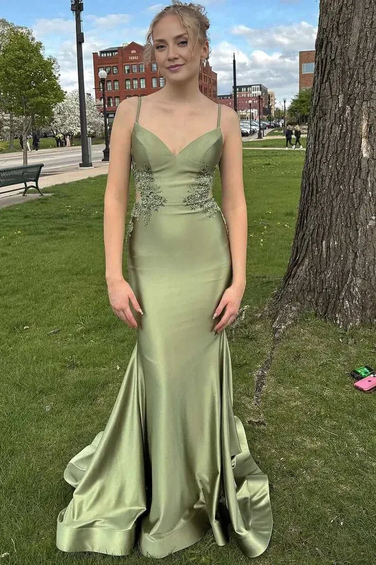 Robe de bal sirène en satin vert sauge avec décolleté en V et applications