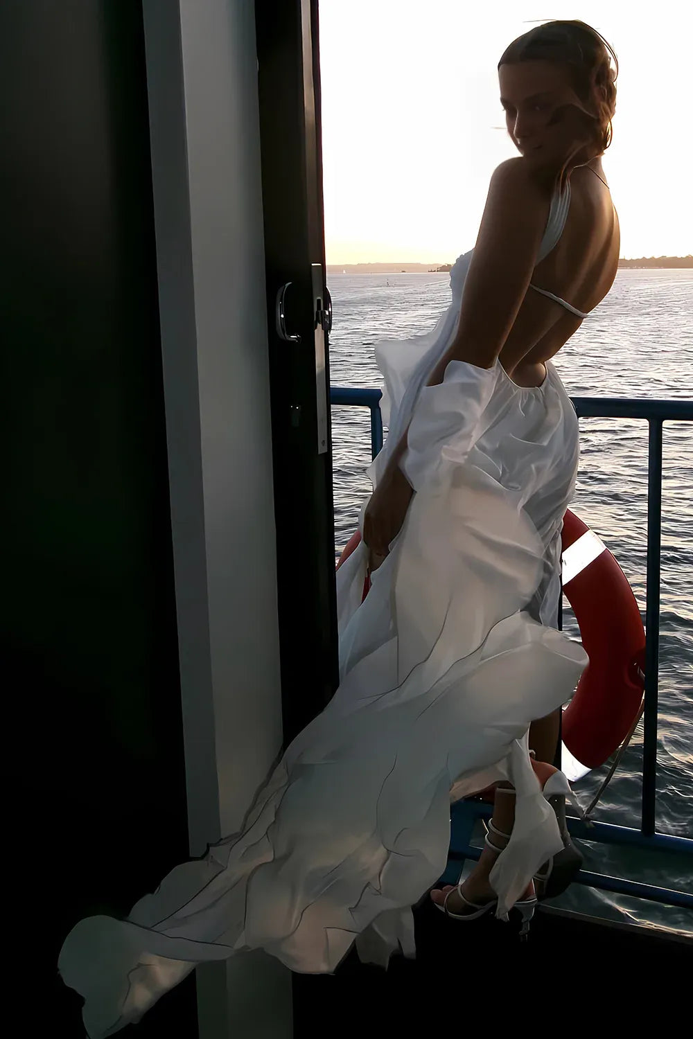 Vestido elegante de fiesta largo rosa con cuello halter, corte A y volantes de Weitese 