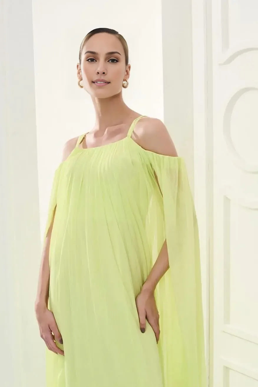 Robe de soirée longue plissée en mousseline de soie vert sauge à épaules dénudées et bretelles spaghetti 