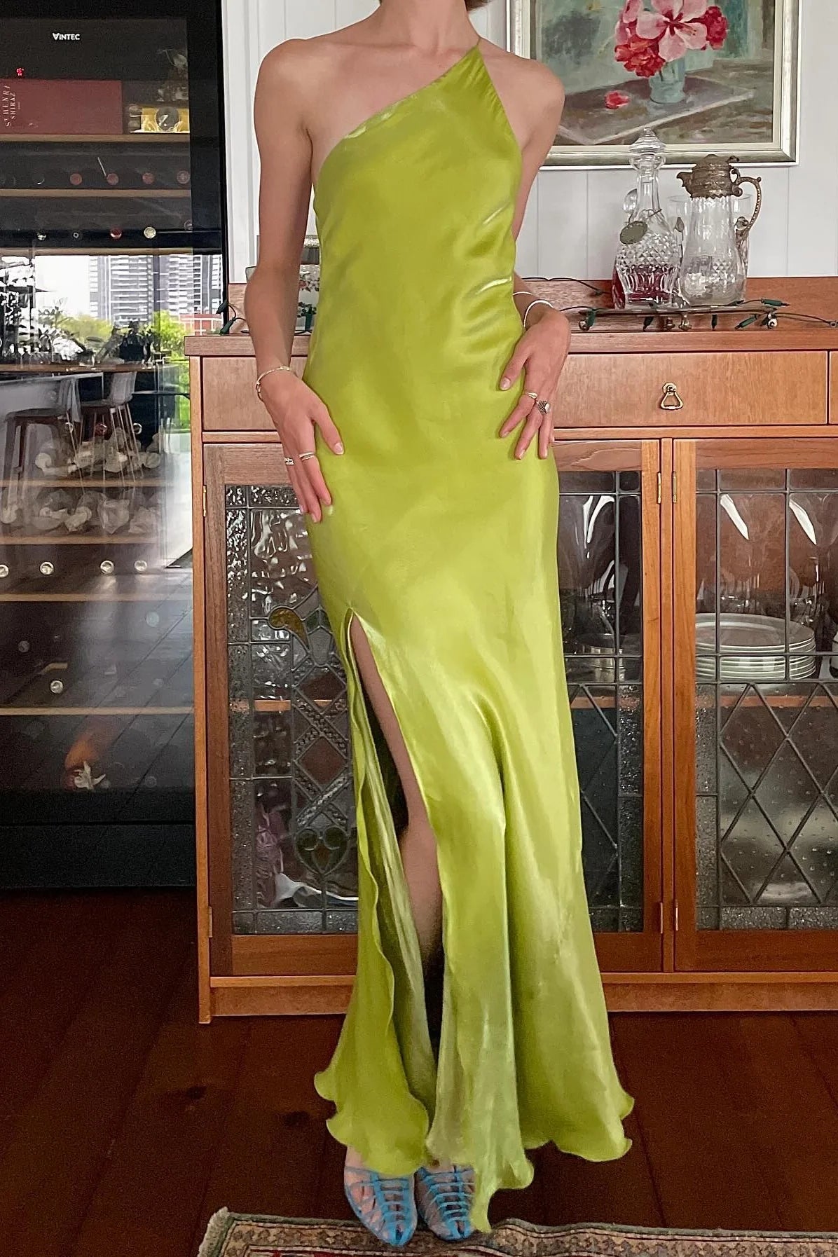 Vestido elegante Weitese de fiesta largo verde claro con un solo hombro y abertura frontal. 