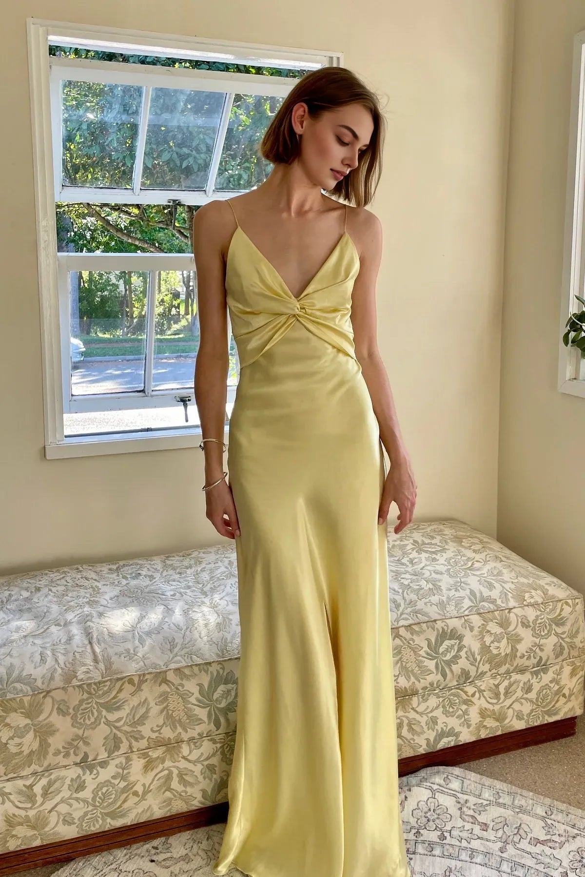 Vestido elegante de fiesta amarillo largo con tirantes finos y escote en V y espalda descubierta. 