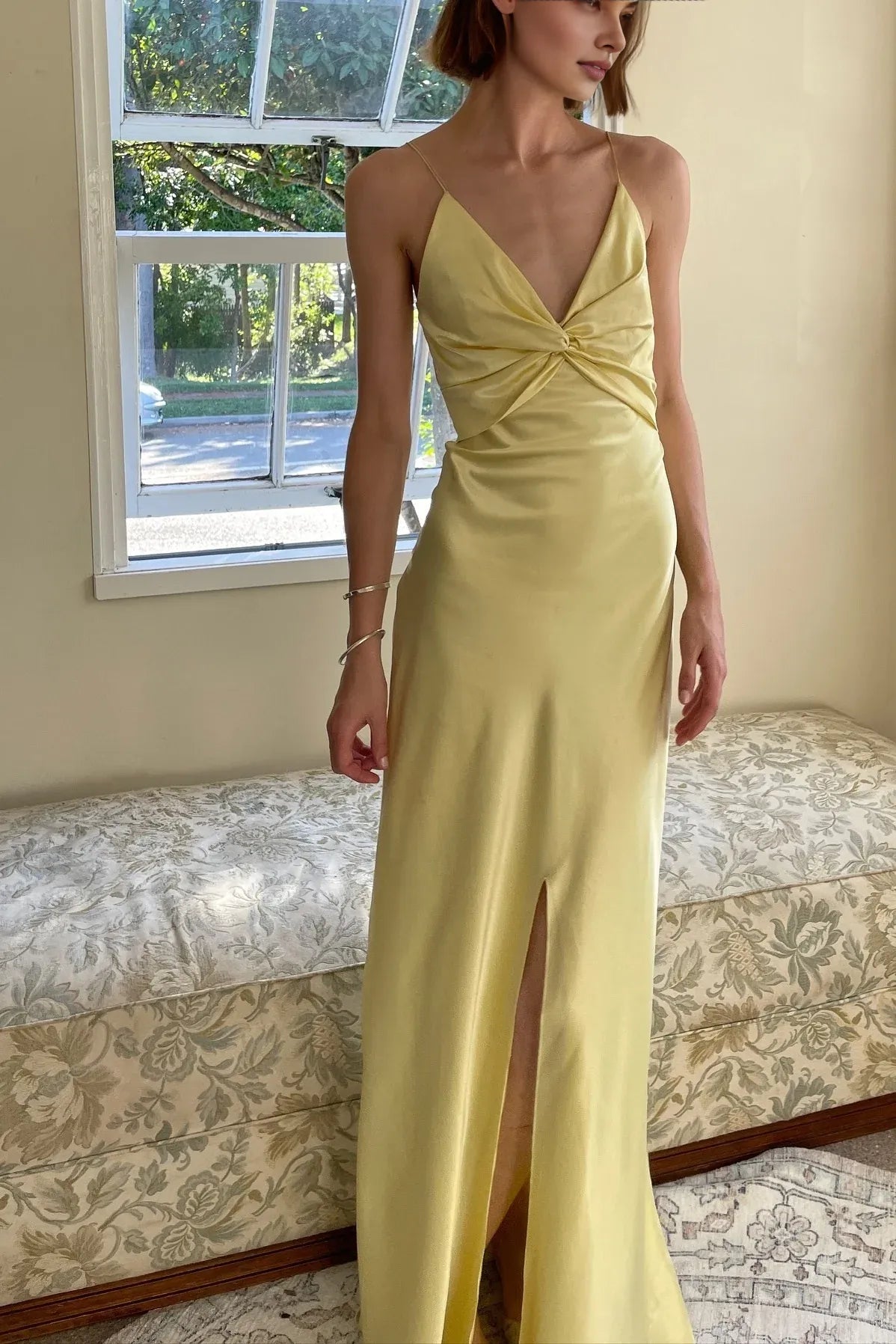 Vestido elegante de fiesta amarillo largo con tirantes finos y escote en V y espalda descubierta. 