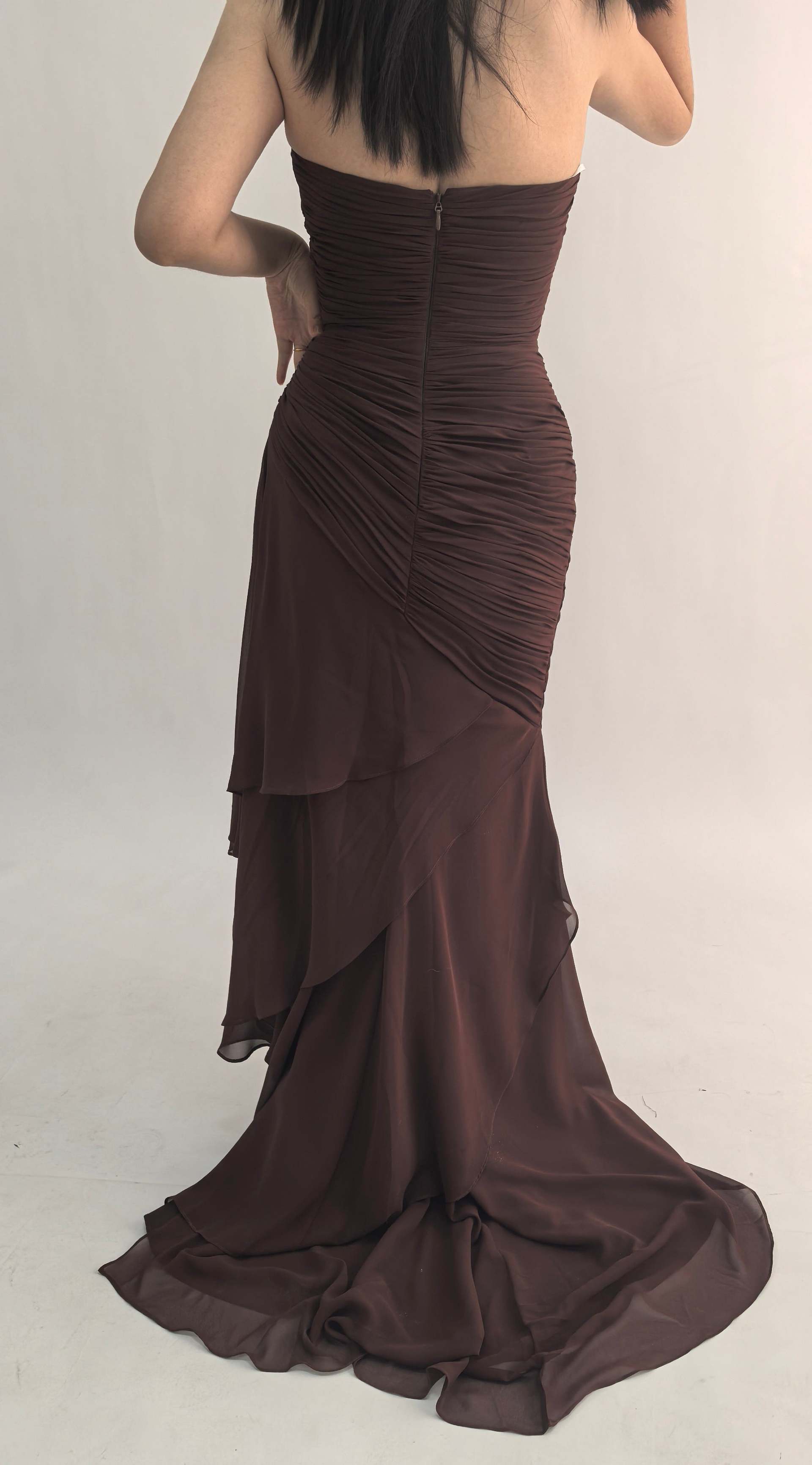 Robe Weitese marron foncé à volants et décolleté en cœur 