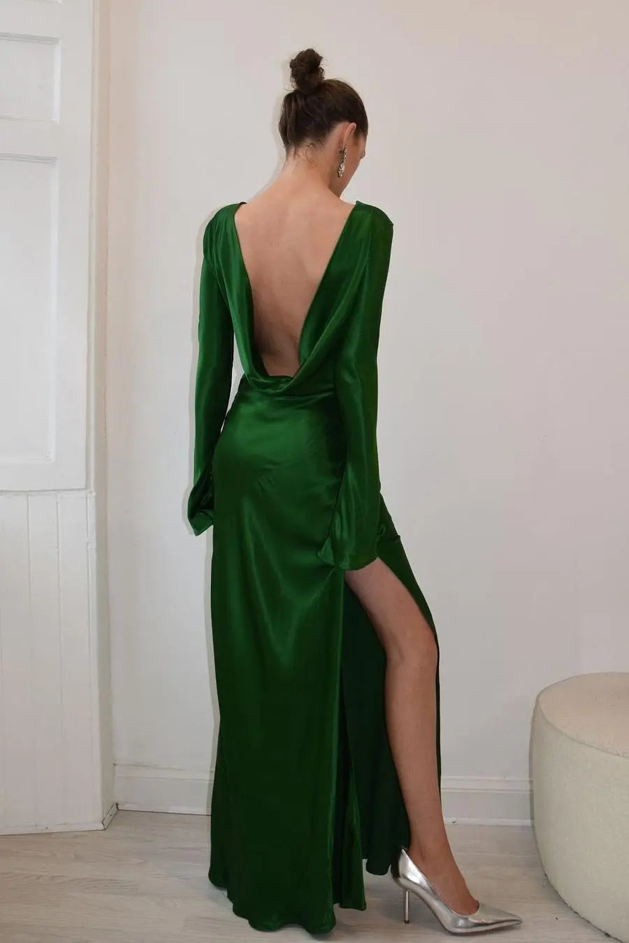 Vestido largo Weitese de satén verde oscuro con escote joya, mangas largas, espalda descubierta y abertura para fiesta de graduación. 