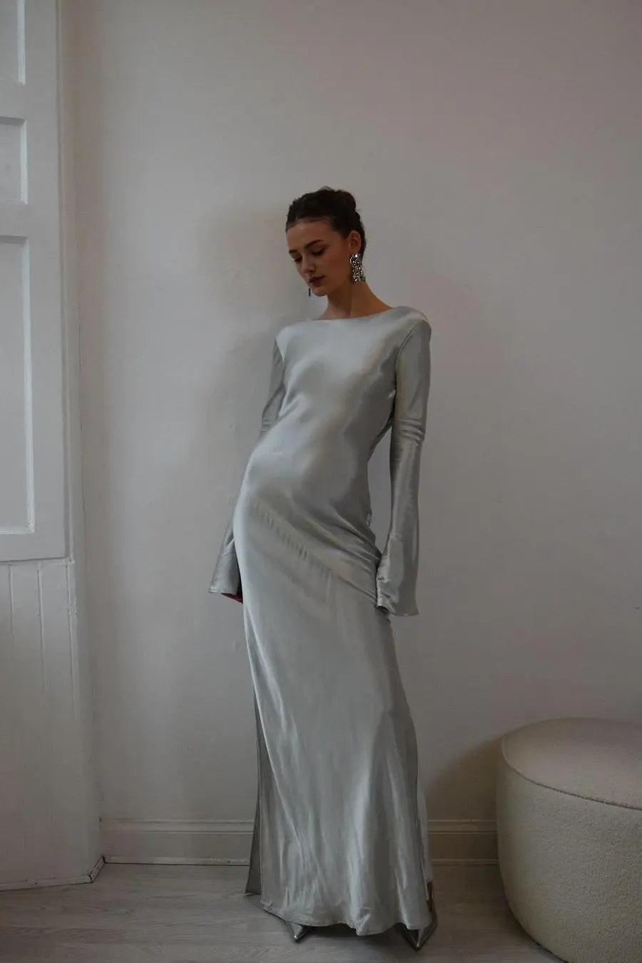 Vestido largo Weitese de satén verde oscuro con escote joya, mangas largas, espalda descubierta y abertura para fiesta de graduación. 