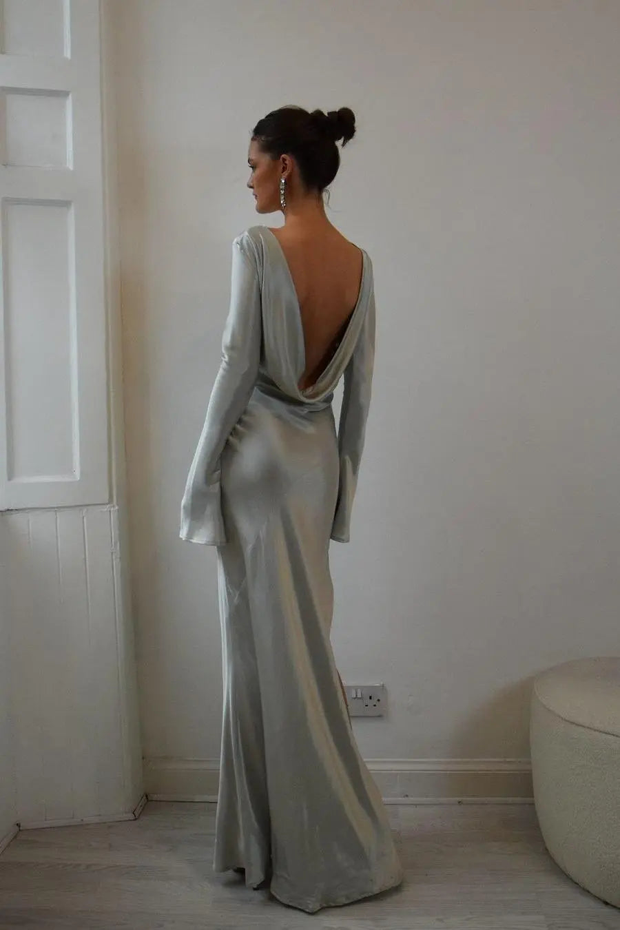 Vestido largo Weitese de satén verde oscuro con escote joya, mangas largas, espalda descubierta y abertura para fiesta de graduación. 