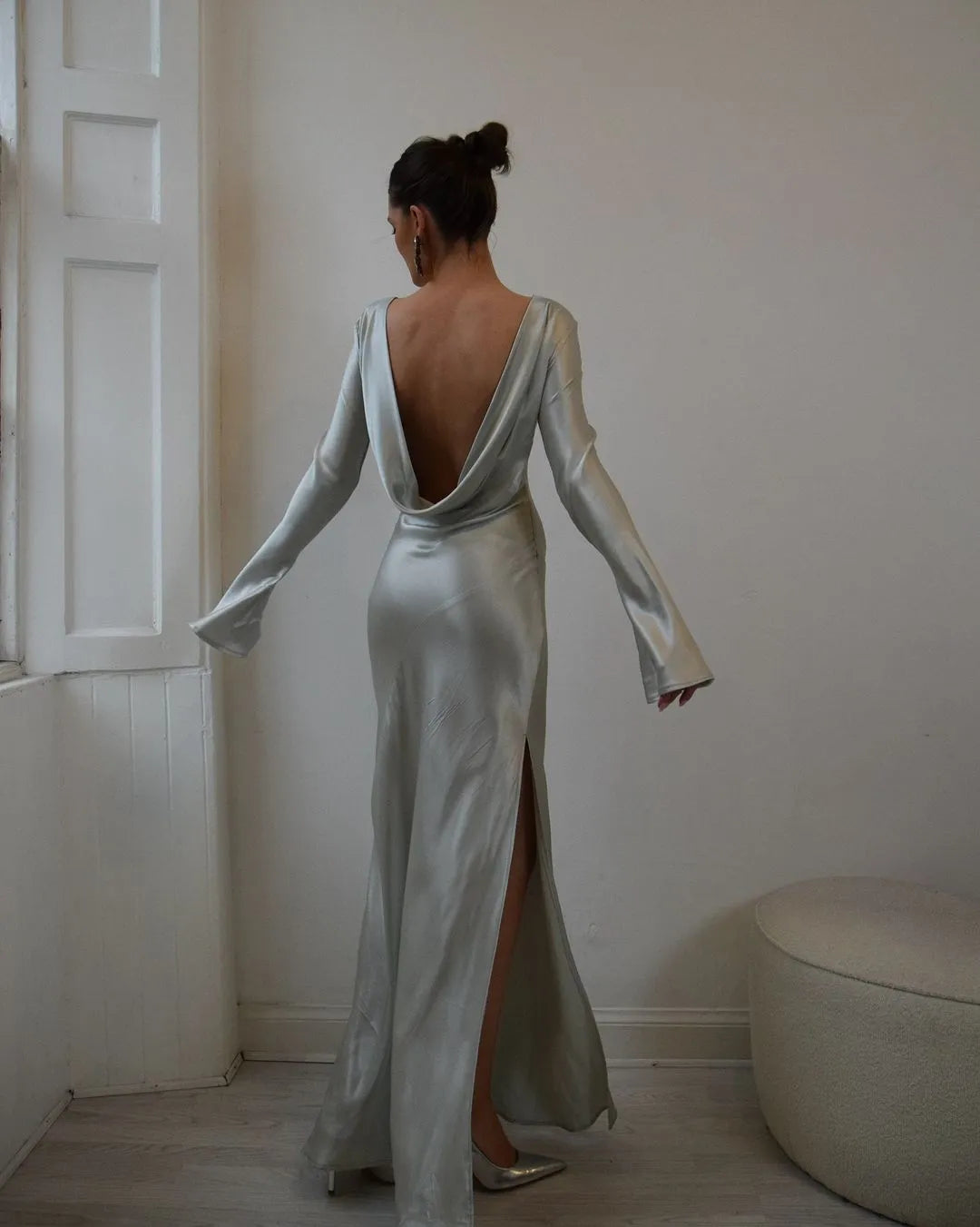 Vestido largo Weitese de satén verde oscuro con escote joya, mangas largas, espalda descubierta y abertura para fiesta de graduación. 