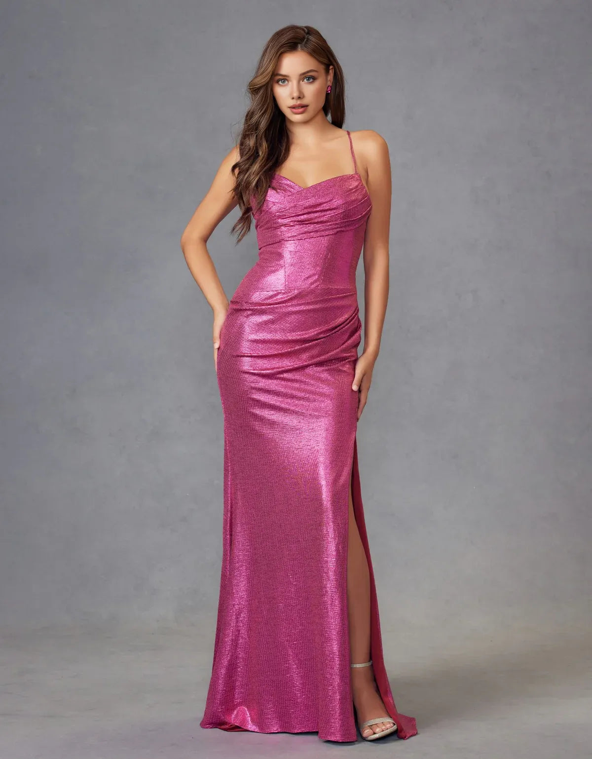 Robe Weitese élégante en satin métallisé rose vif avec bretelles spaghetti, corsage froncé et fente haute, mettant en valeur une robe de bal glamour intemporelle 