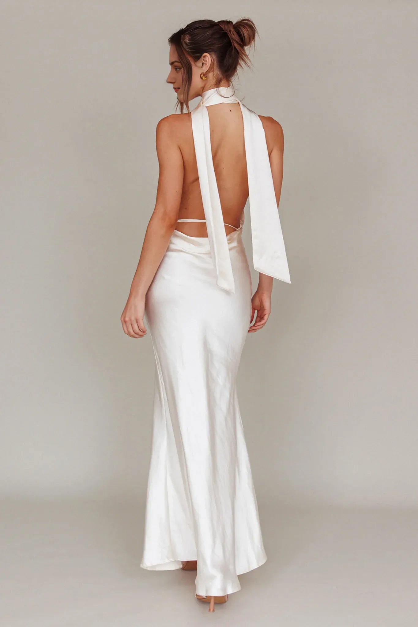 Weitese Dress Elegant White Satin Gown Halter Neck Plunging V Cut Long Scarf Accent and Floor Length Silhouette Prom Dress