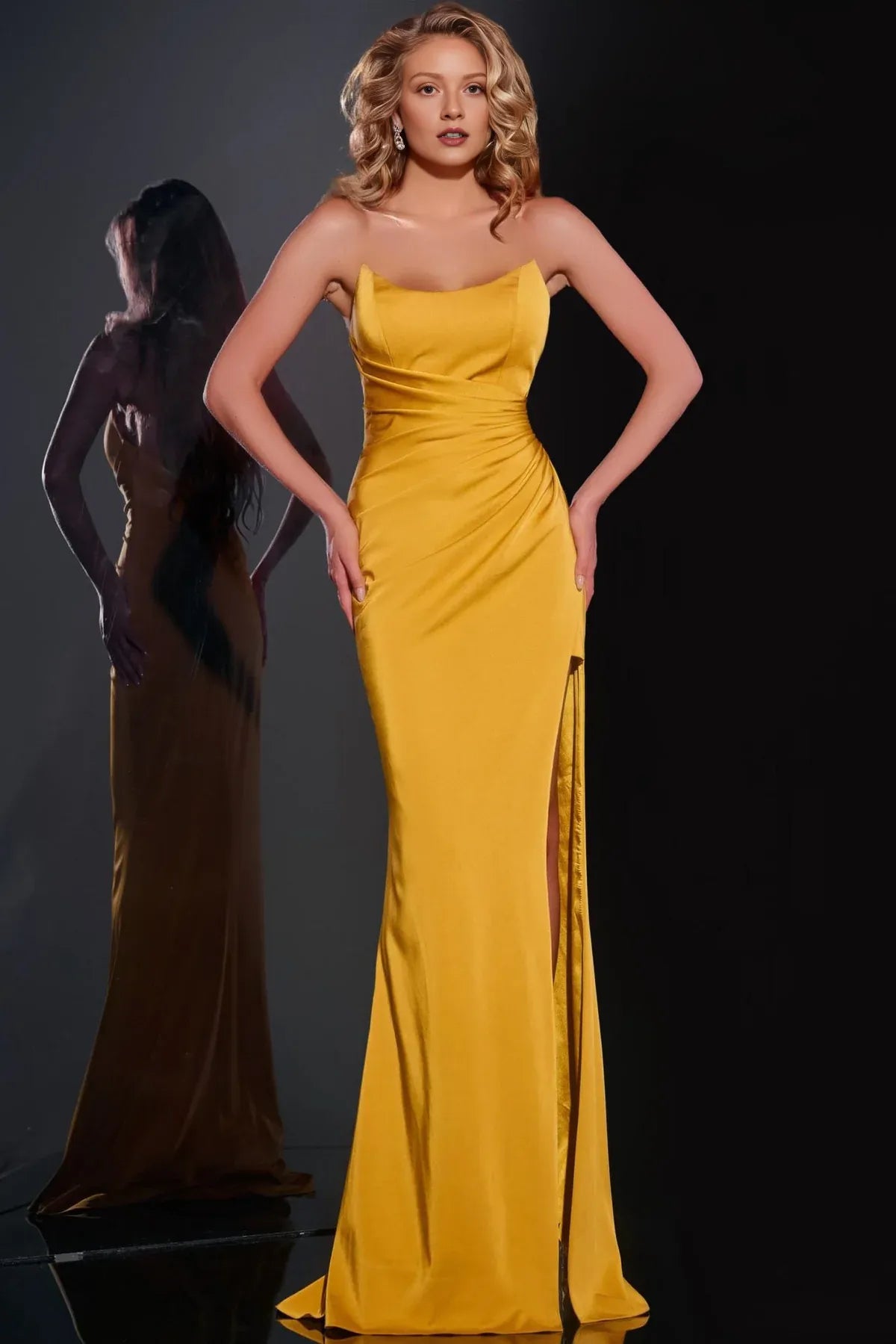 Vestido elegante amarillo sin tirantes con escote fruncido y abertura alta que irradia una gracia encantadora. 