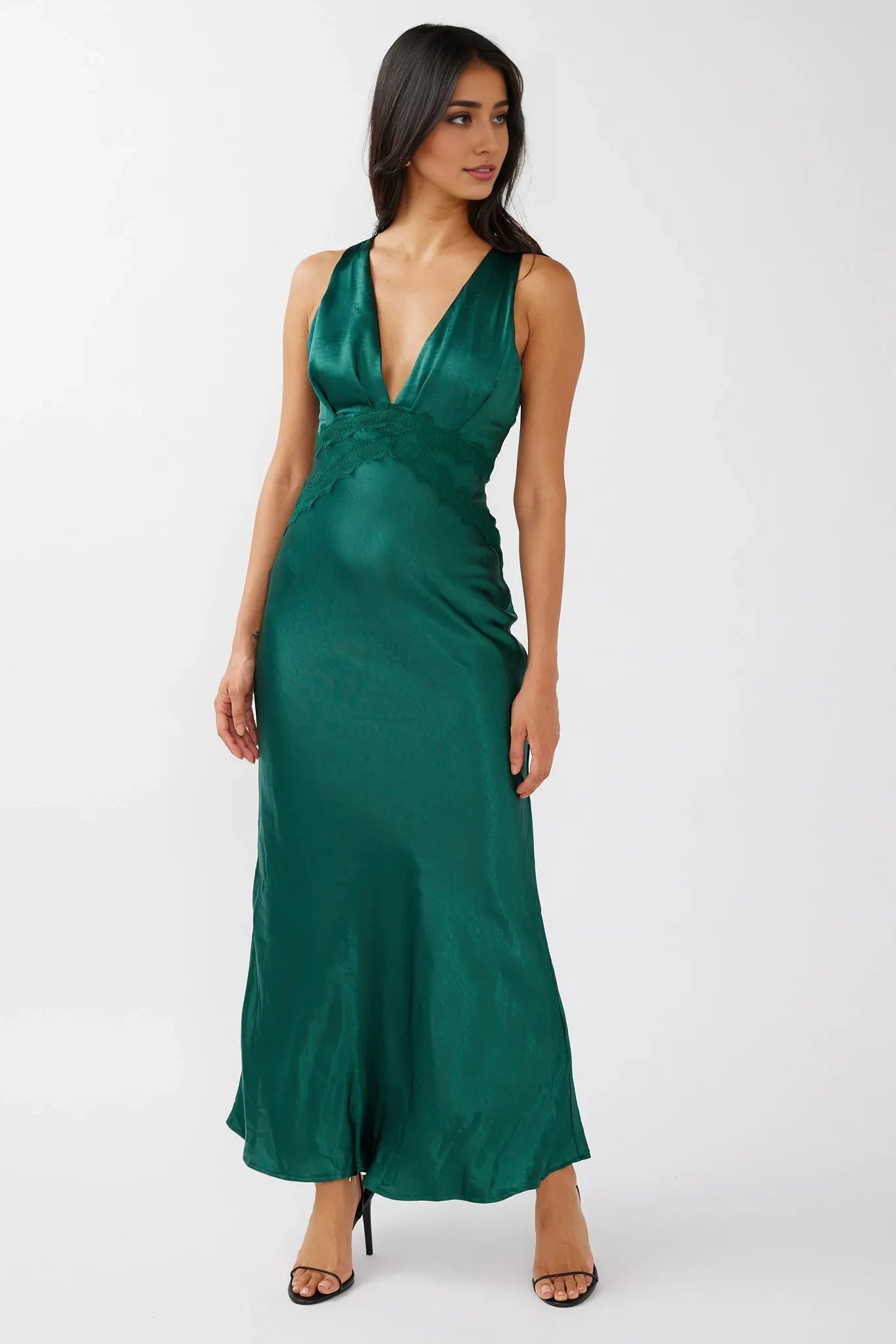 Vestido largo de satén verde esmeralda de Weitese con escote en V pronunciado y detalle de encaje en la cintura. 