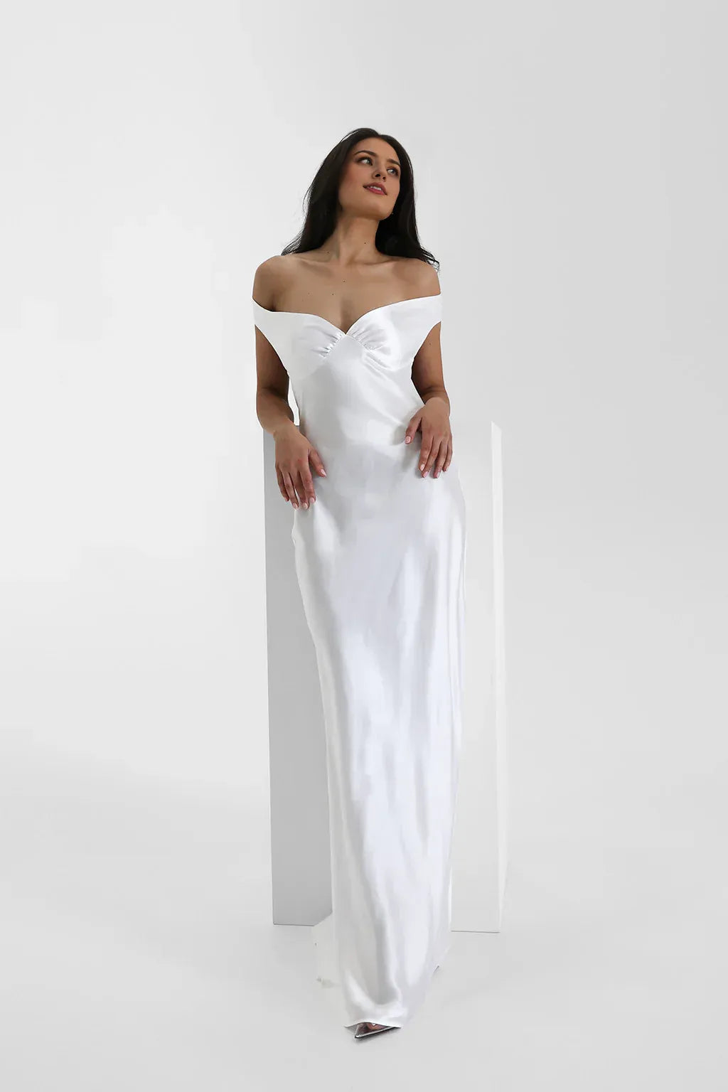 Robe Weitese Fashion Robe longue plissée en satin à épaules dénudées Robe de bal blanche sans manches 