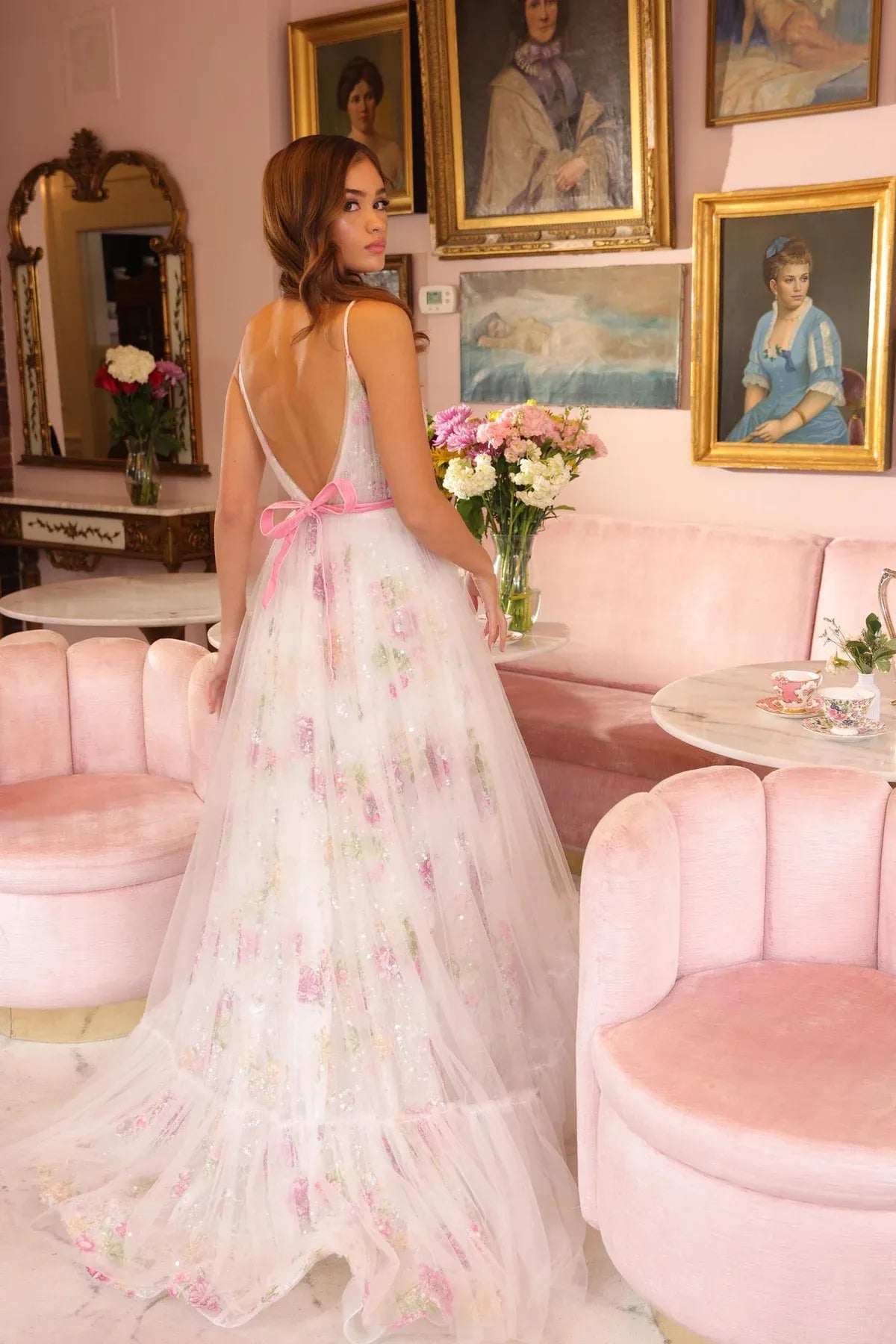 Vestido Weitese de tul floral con tirantes finos, escote en V pronunciado, corpiño de flores bordadas, cinturilla rosa y vestido de fiesta de tul en capas. 