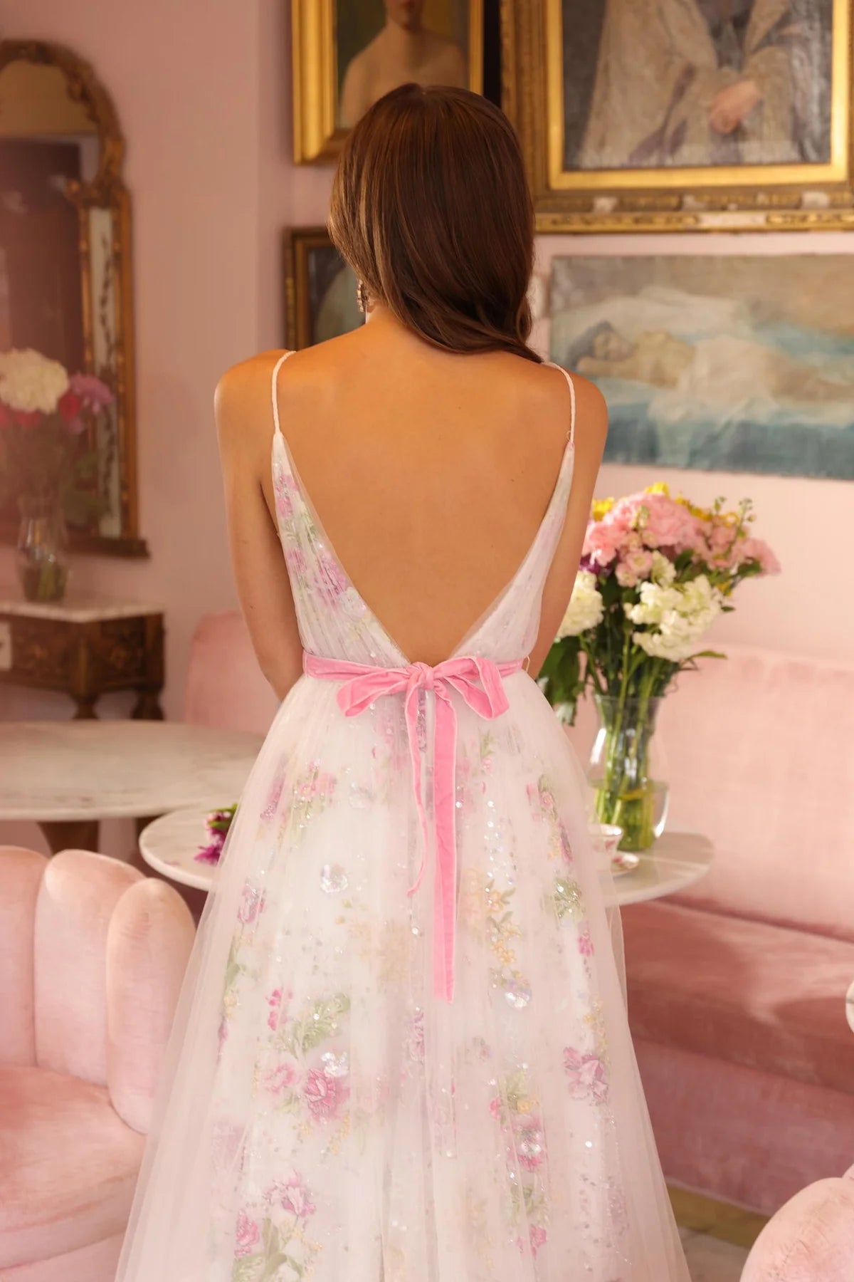 Vestido Weitese de tul floral con tirantes finos, escote en V pronunciado, corpiño de flores bordadas, cinturilla rosa y vestido de fiesta de tul en capas. 