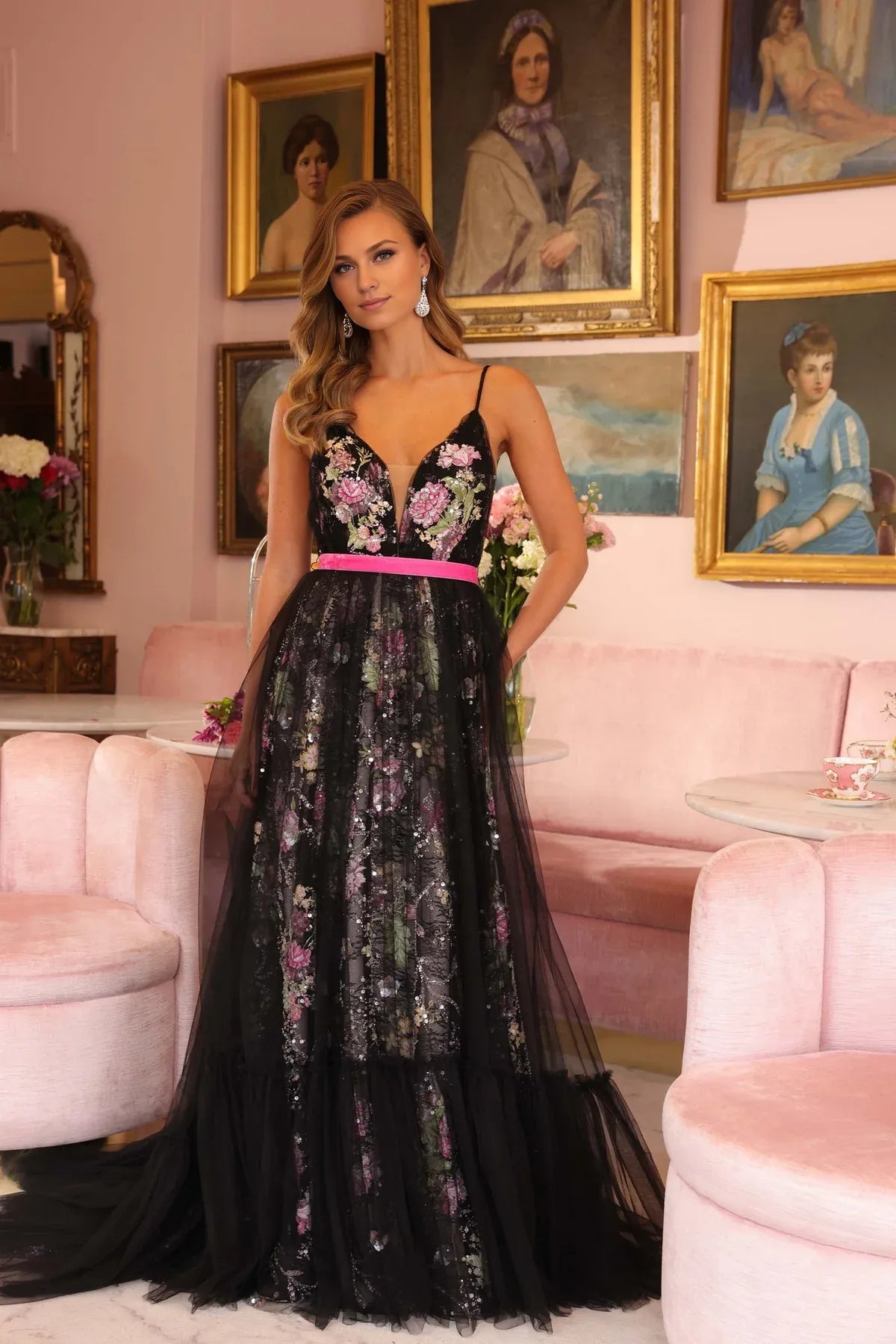 Vestido Weitese de tul floral con tirantes finos, escote en V pronunciado, corpiño de flores bordadas, cinturilla rosa y vestido de fiesta de tul en capas. 