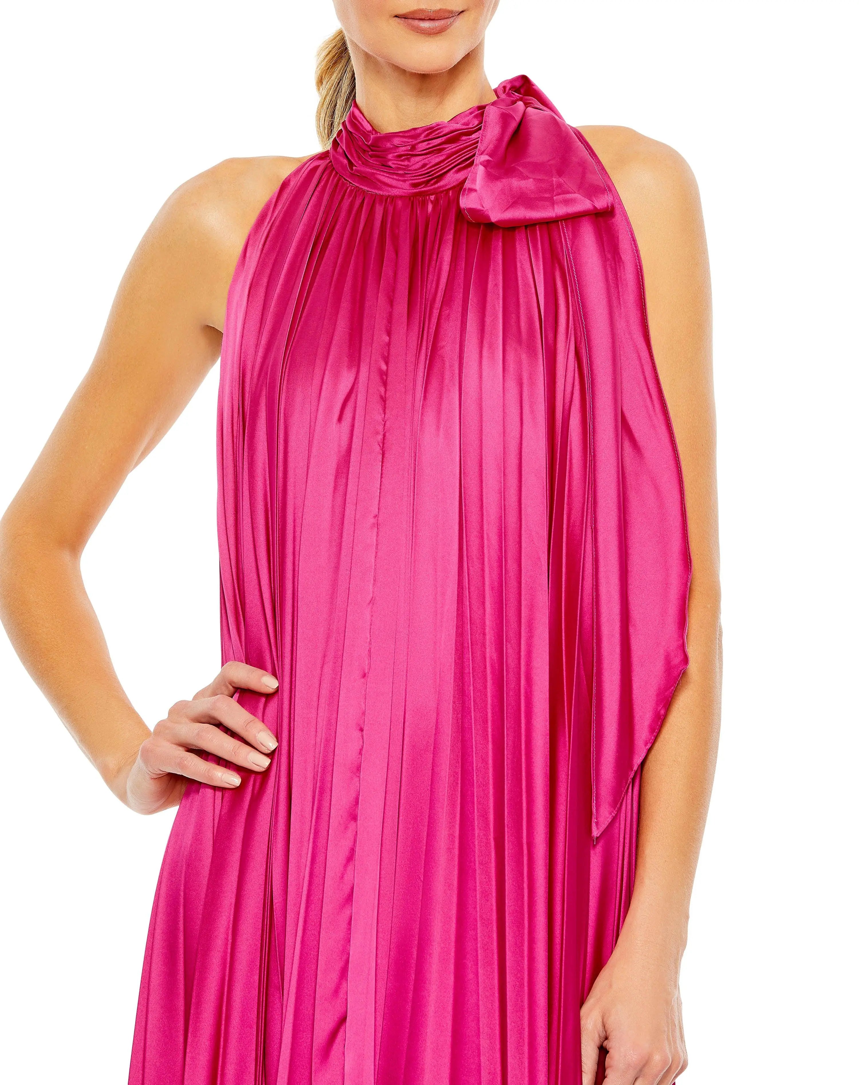 Robe de soirée longue plissée fuchsia à épaules dénudées, coupe trapèze, sans manches, traîne courte, dos nu 