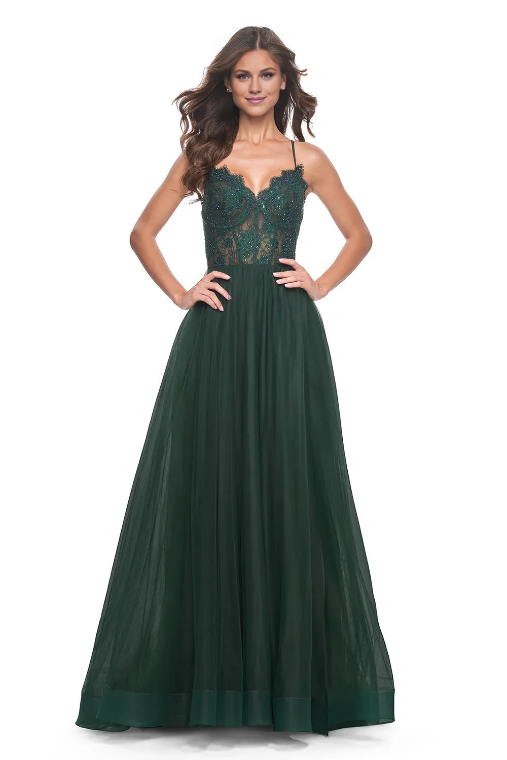 Vestido Weitese de tul verde con tirantes finos, escote en V pronunciado, corpiño bordado y silueta de baile. 