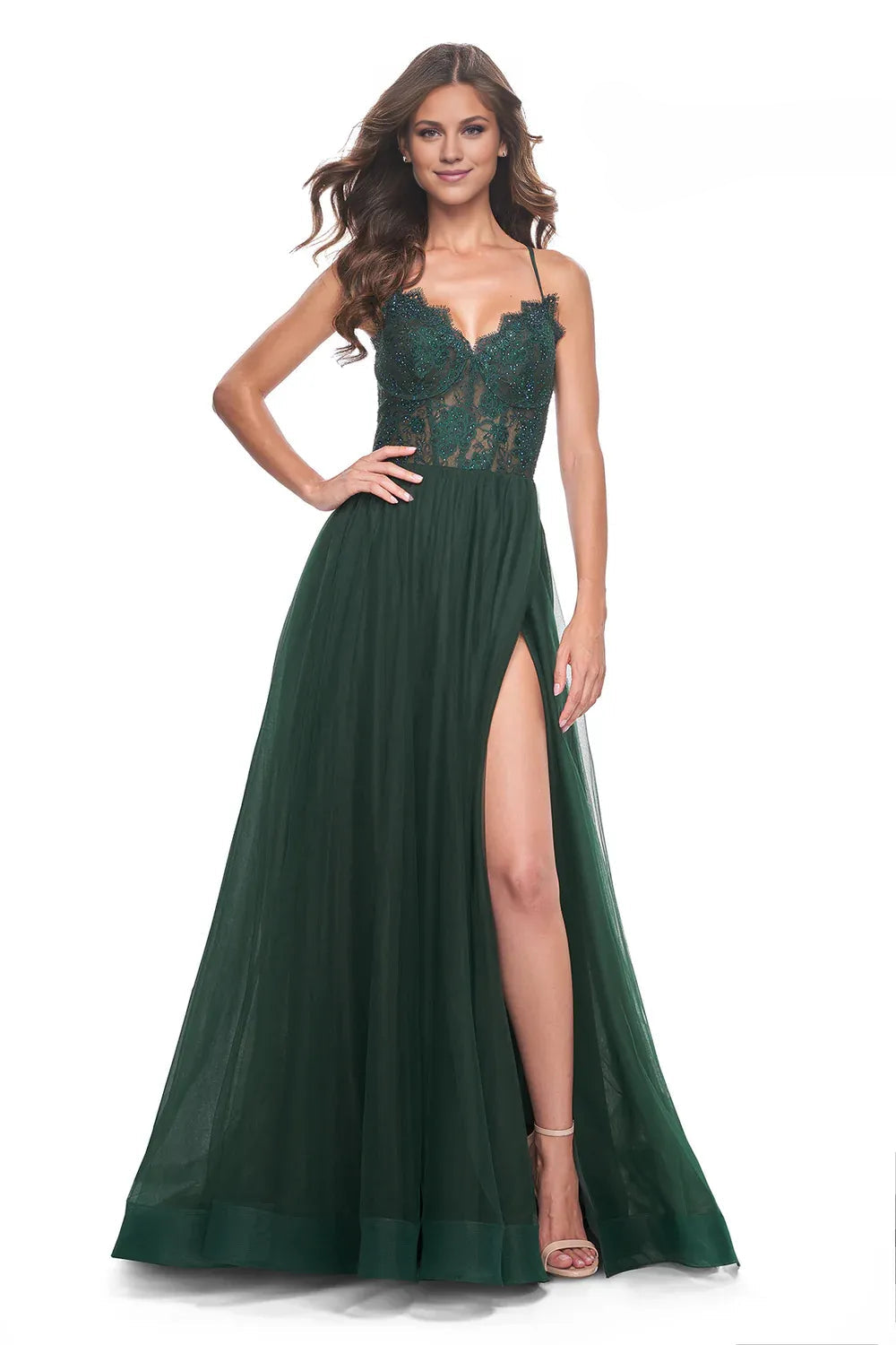 Vestido Weitese de tul verde con tirantes finos, escote en V pronunciado, corpiño bordado y silueta de baile. 