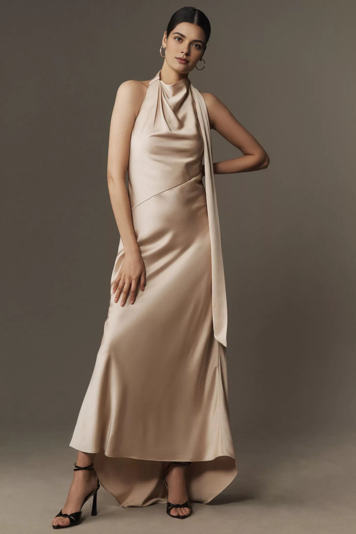 Robe Weitese licou en satin sans manches robe de bal crème minimaliste robe longue dos ouvert 