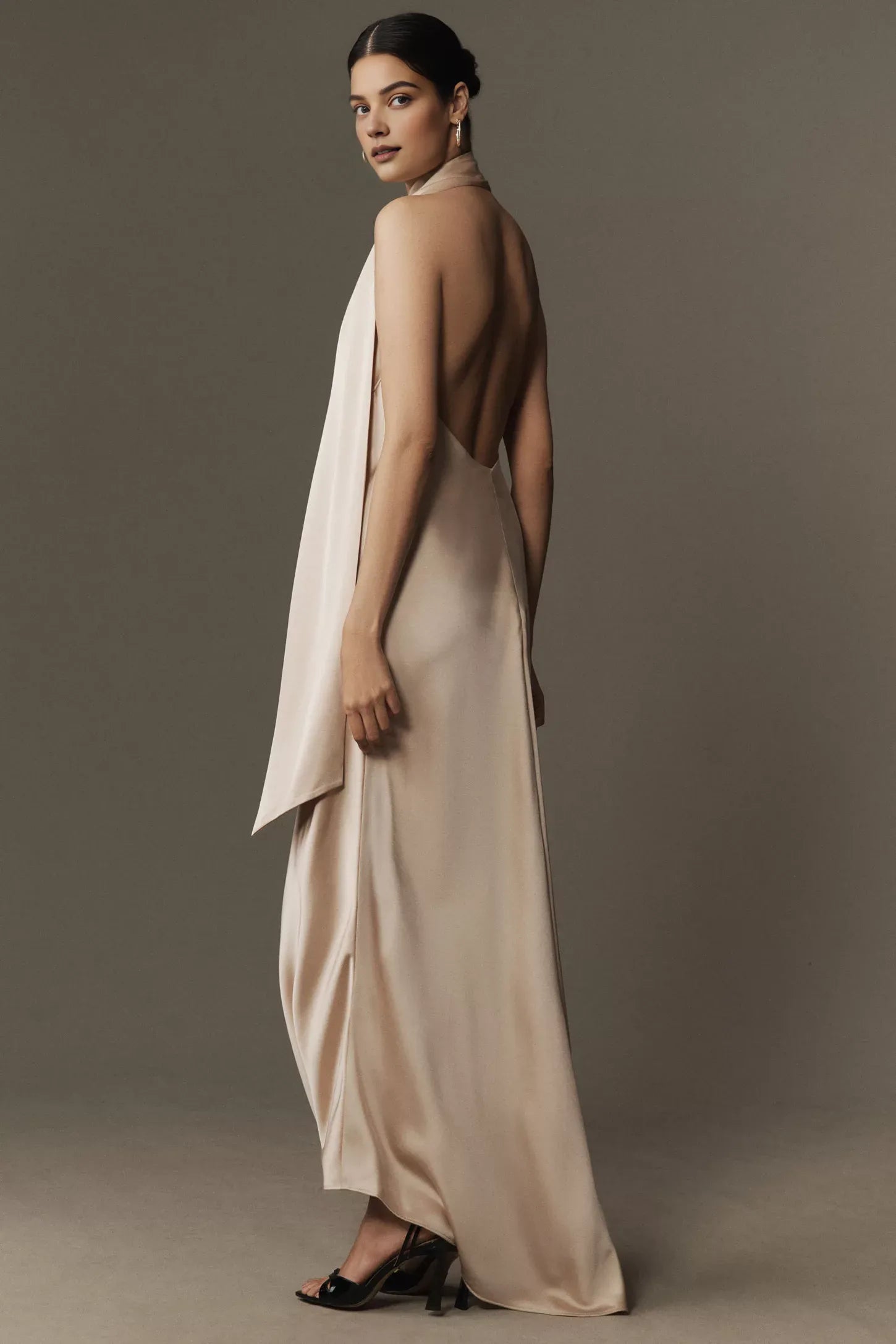 Robe Weitese licou en satin sans manches robe de bal crème minimaliste robe longue dos ouvert 