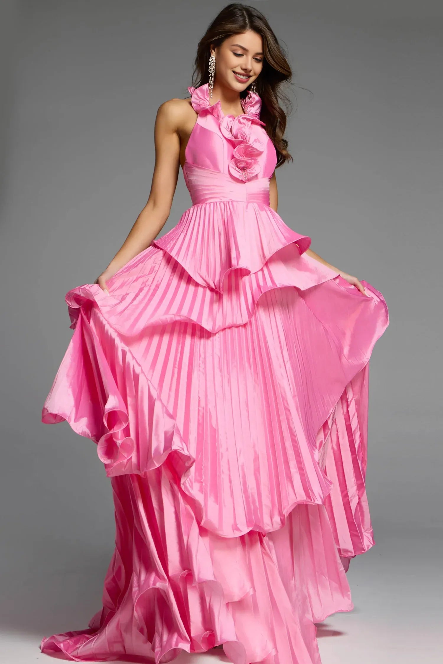 Vestido Weitese rosa intenso con cuello halter, detalles florales y diseño de volantes escalonados que muestra un delicado glamour. 
