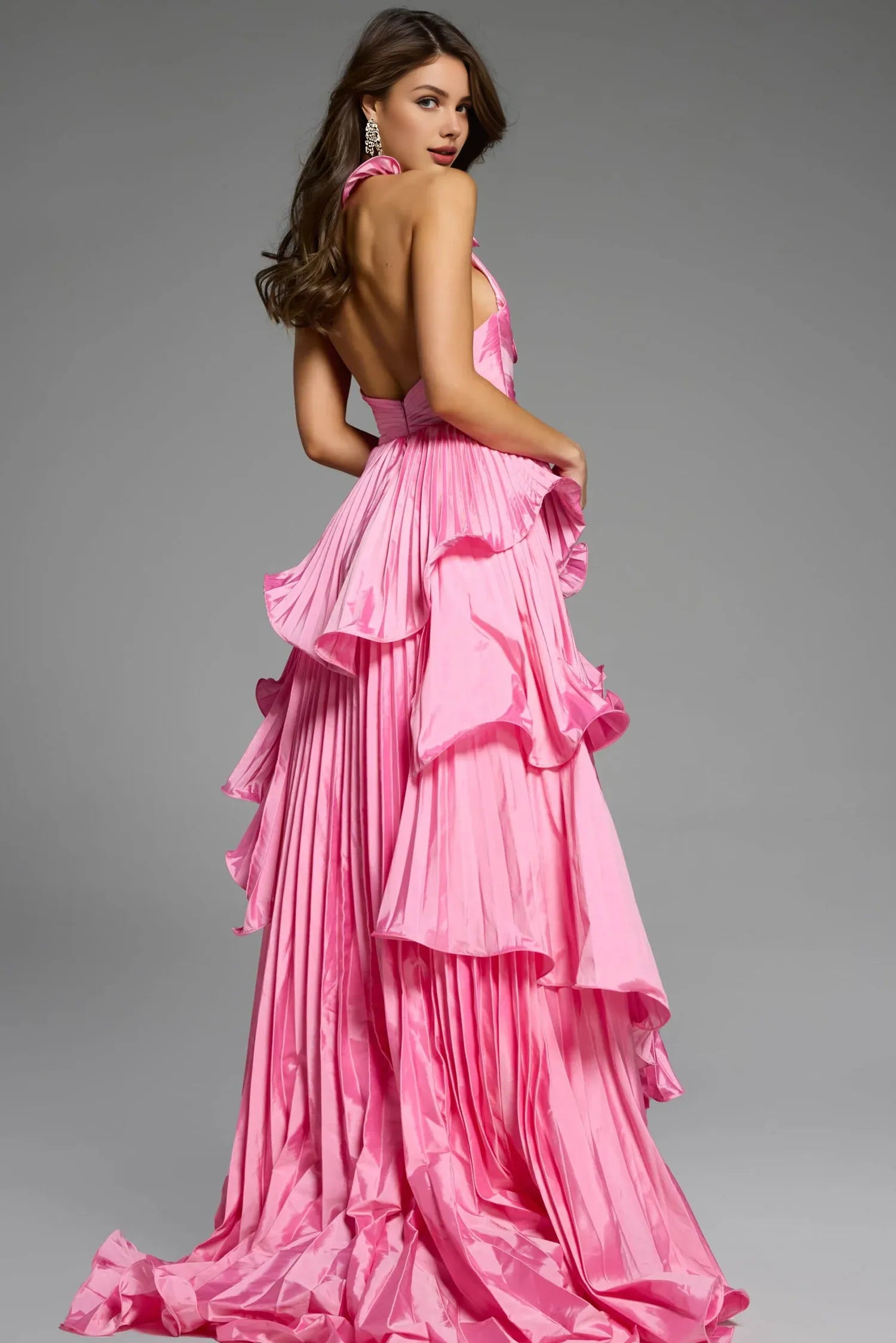 Vestido Weitese rosa intenso con cuello halter, detalles florales y diseño de volantes escalonados que muestra un delicado glamour. 