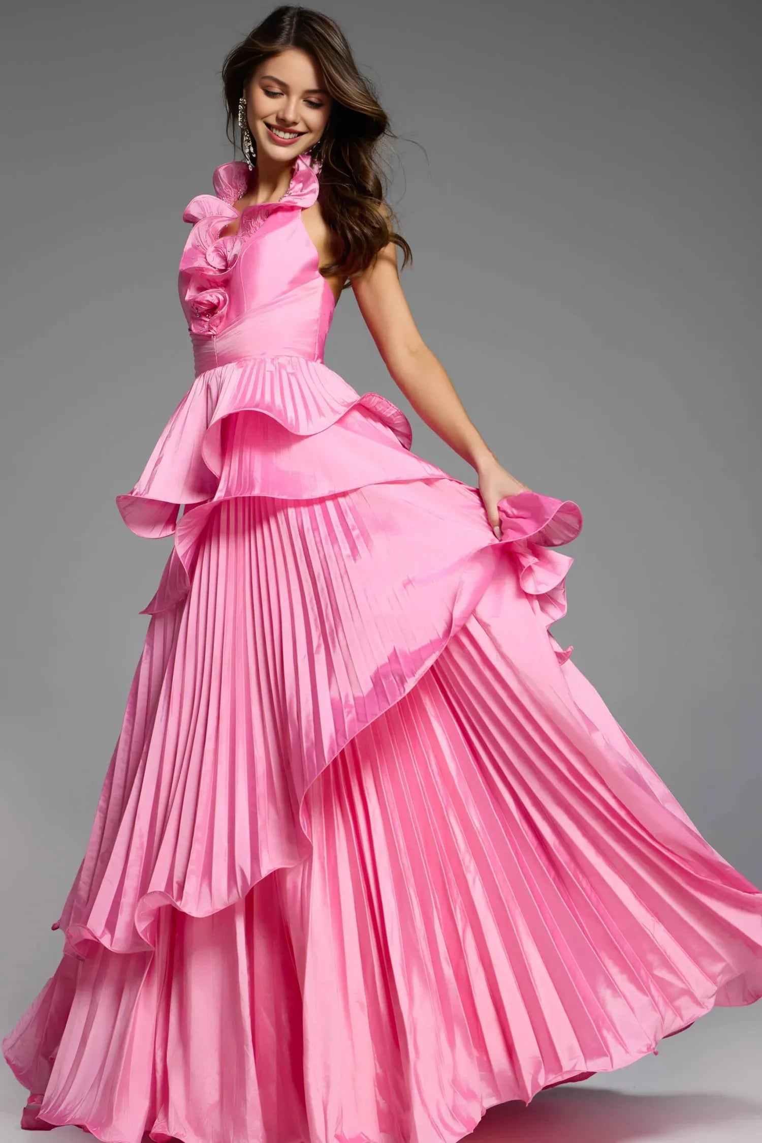Vestido Weitese rosa intenso con cuello halter, detalles florales y diseño de volantes escalonados que muestra un delicado glamour. 