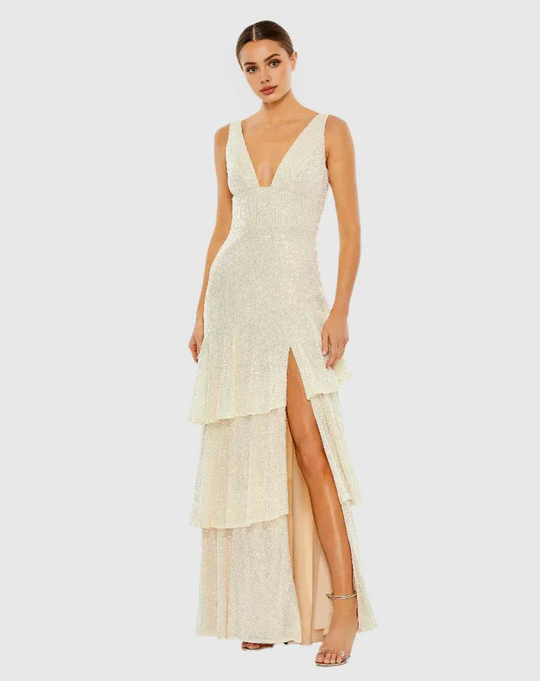 Vestido de noche Weitese color marfil con lentejuelas, escote en V pronunciado, volantes escalonados y abertura alta que irradia una gracia lujosa. 