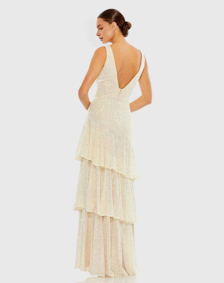 Vestido de noche Weitese color marfil con lentejuelas, escote en V pronunciado, volantes escalonados y abertura alta que irradia una gracia lujosa. 