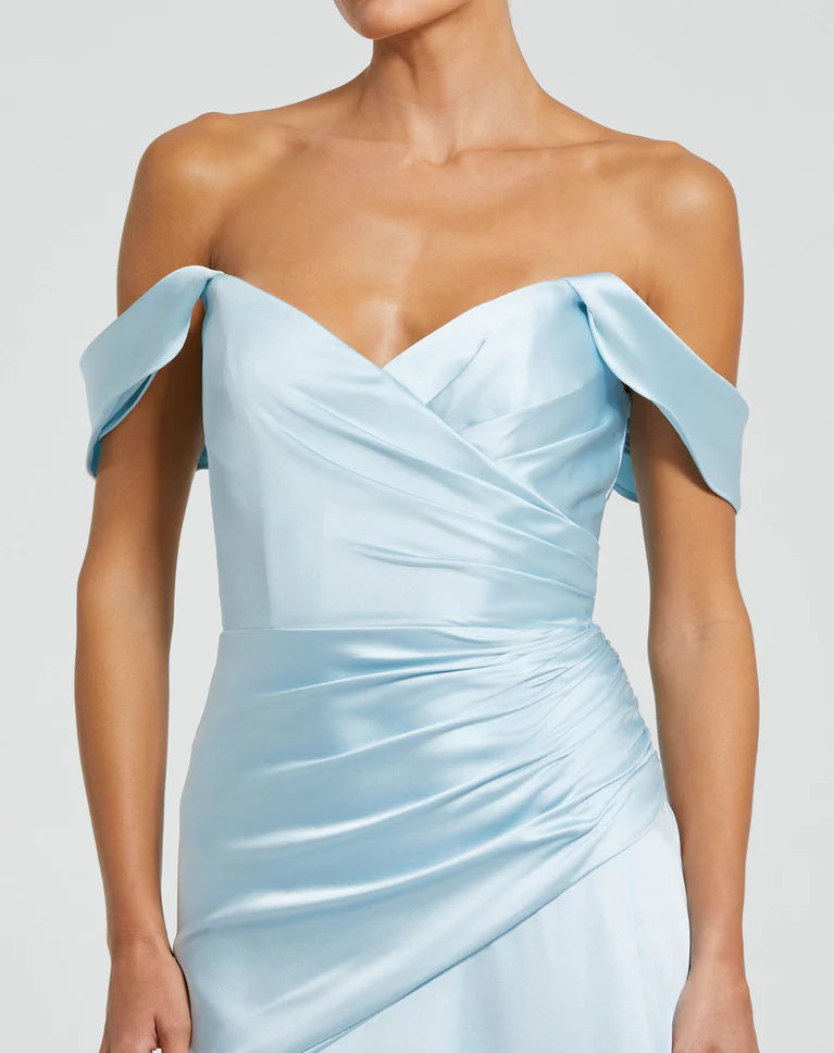 Robe de soirée Weitese en satin bleu clair à épaules dénudées, avec un design froncé et une fente haute, capturant une sophistication intemporelle. 