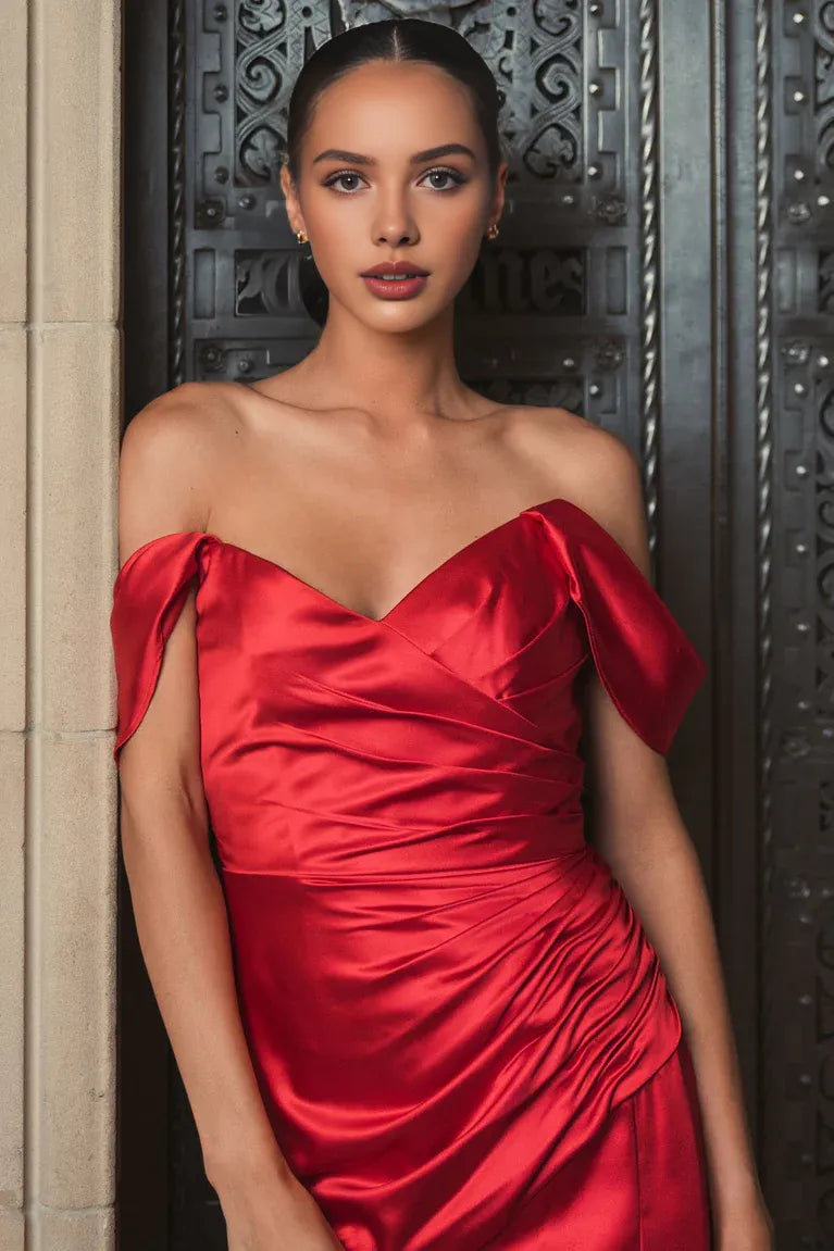 Robe de soirée Weitese en satin bleu clair à épaules dénudées, avec un design froncé et une fente haute, capturant une sophistication intemporelle. 