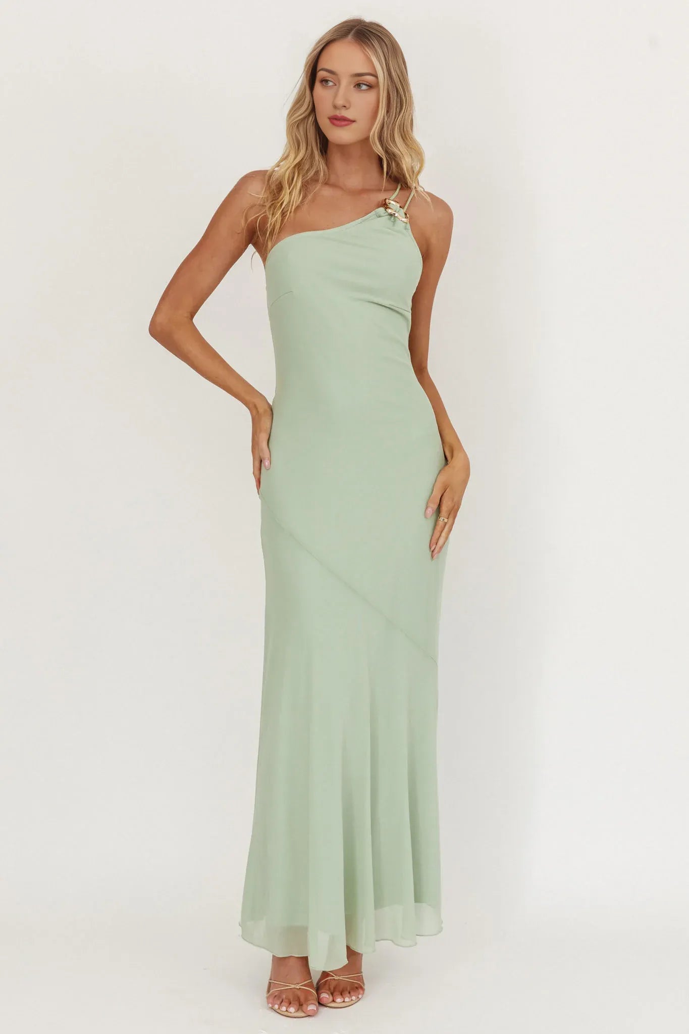 Robe longue en mousseline de soie vert clair Weitese avec décolleté asymétrique et bretelles asymétriques 