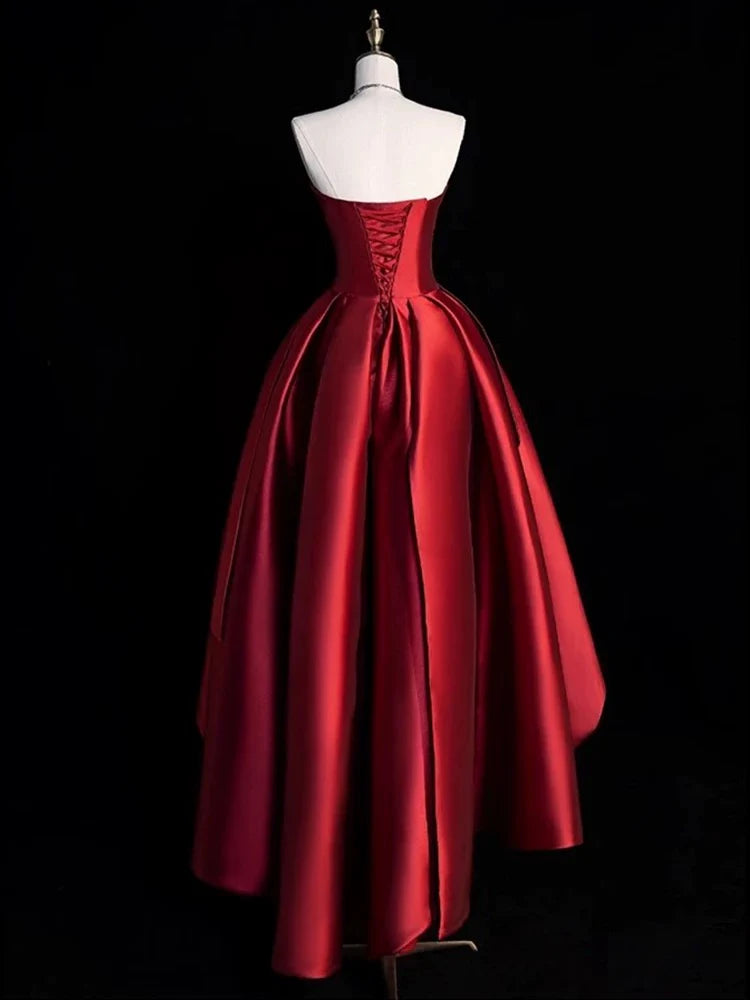 Robe de bal modeste en satin bordeaux, sans bretelles, décolleté en V, sans bijoux 