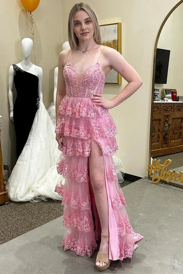 Robe longue rose pailletée en dentelle à volants et fente 