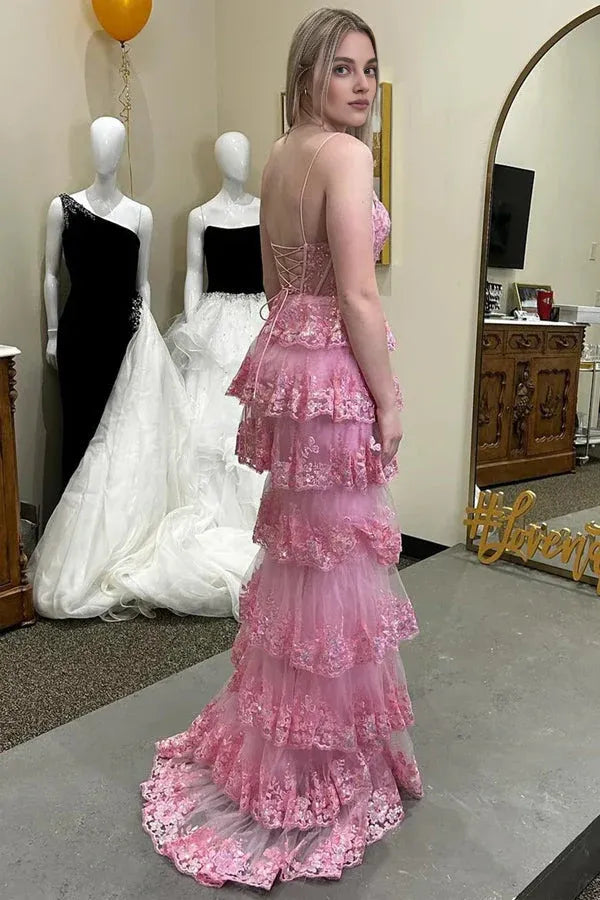 Robe longue rose pailletée en dentelle à volants et fente 