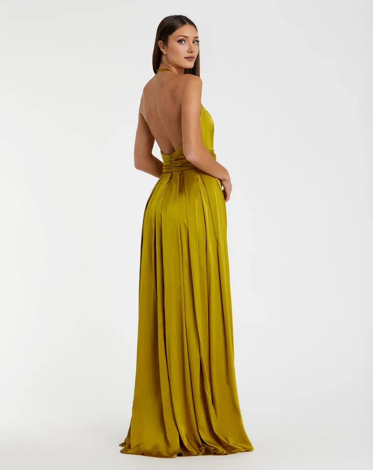 Robe de soirée Weitese en satin violet, style licou, avec décolleté plongeant, lien à nouer et fente haute, capturant une sophistication intemporelle. 