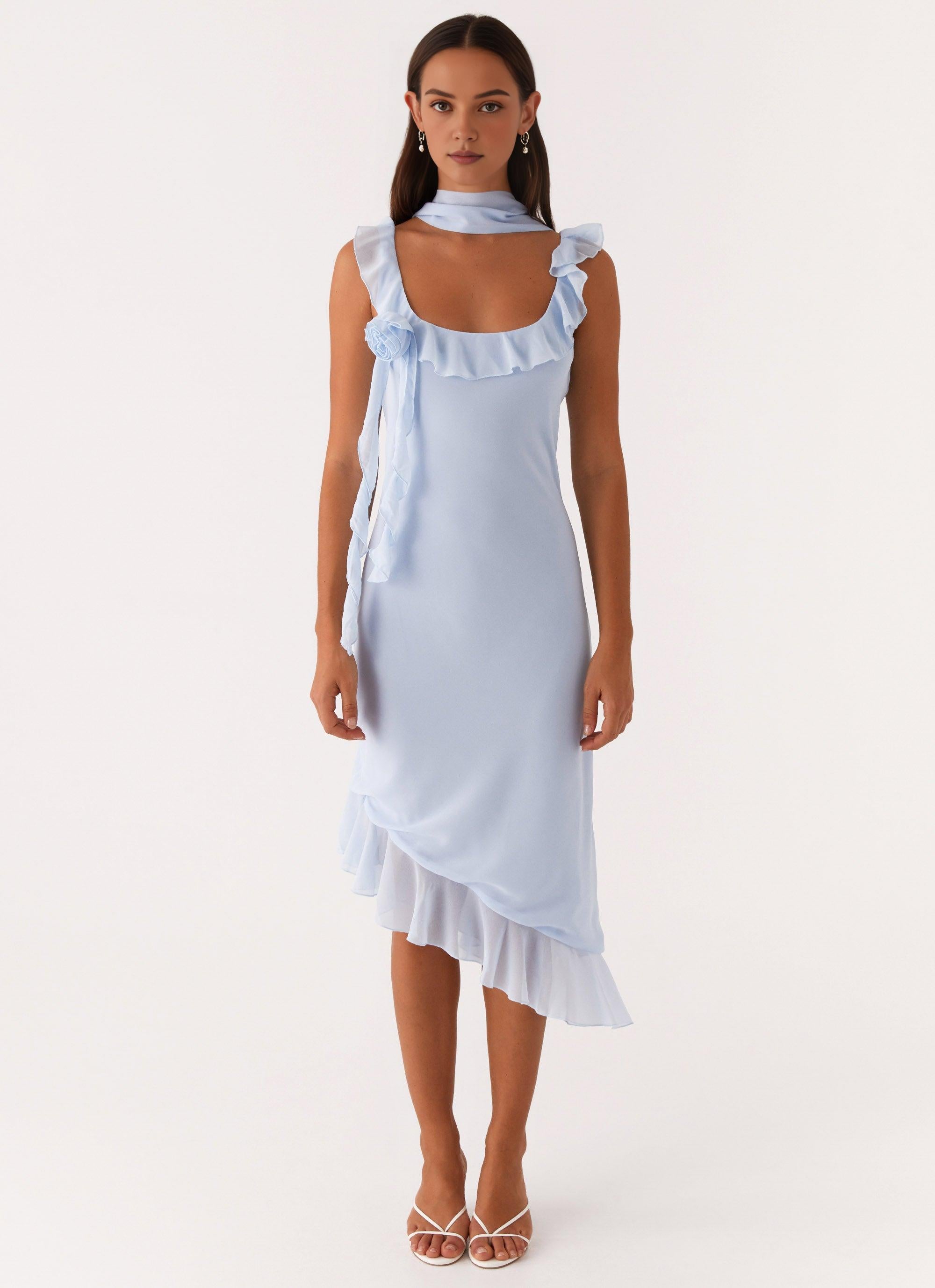 Vestido Weitese de cuello redondo, largo hasta la rodilla, sin mangas, de gasa azul, con espalda descubierta, dobladillo asimétrico y adorno floral. 