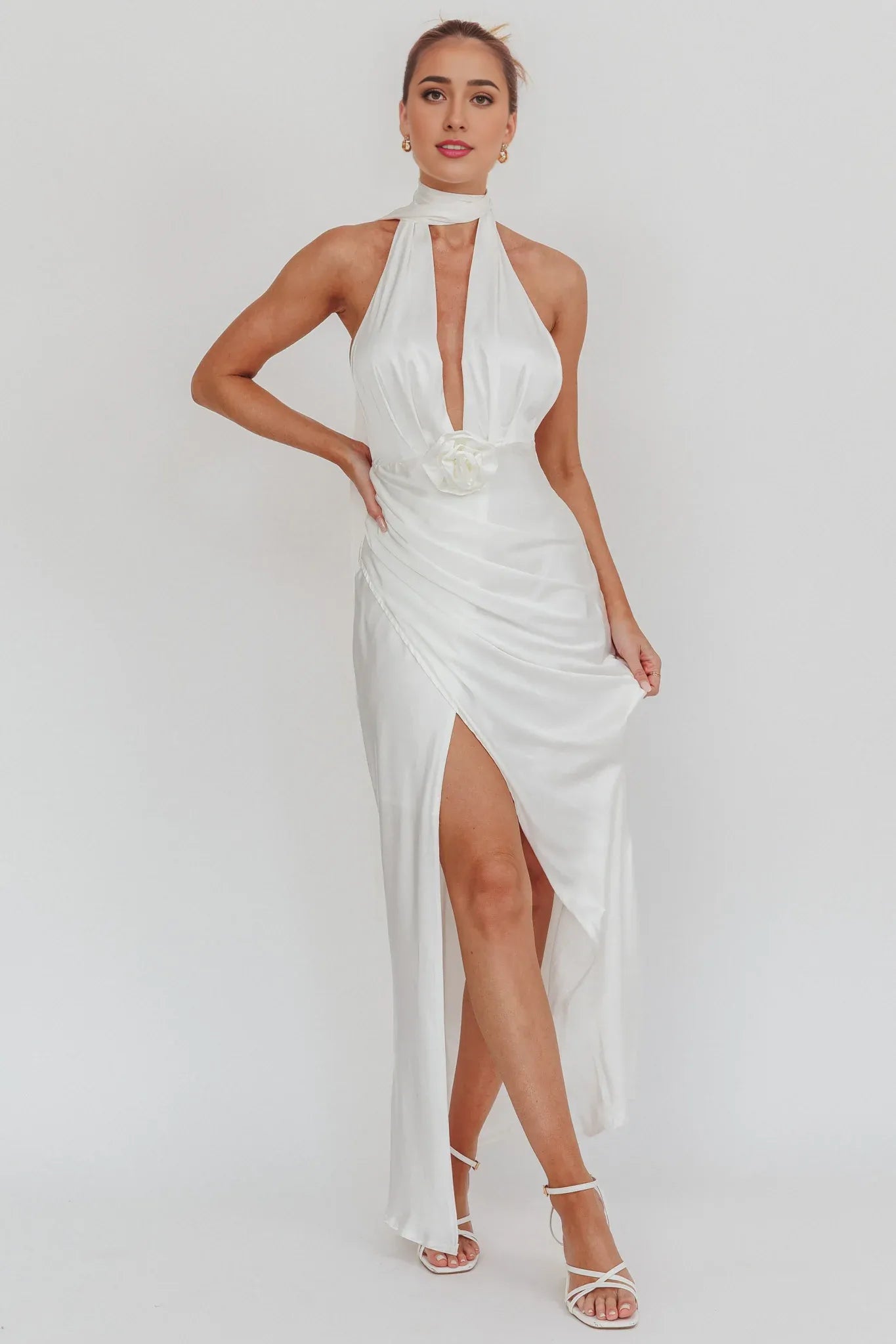 Vestido largo Weitese de satén azul claro con cuello halter, escote en V pronunciado, detalle floral y abertura alta en el muslo. 