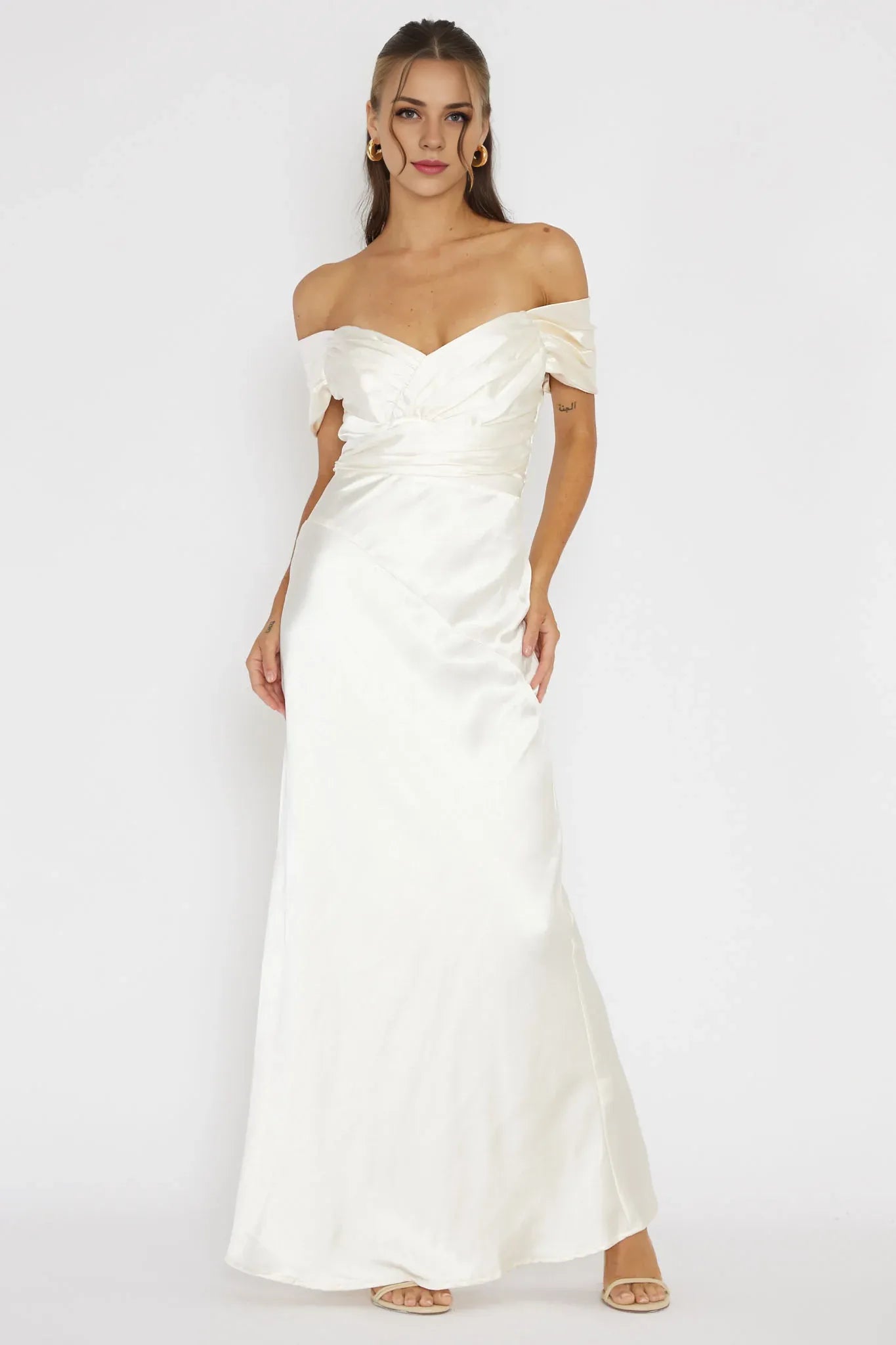 Vestido Weitese, sofisticado vestido largo de satén verde claro con hombros descubiertos, dobladillo asimétrico cruzado y acabado satinado. 