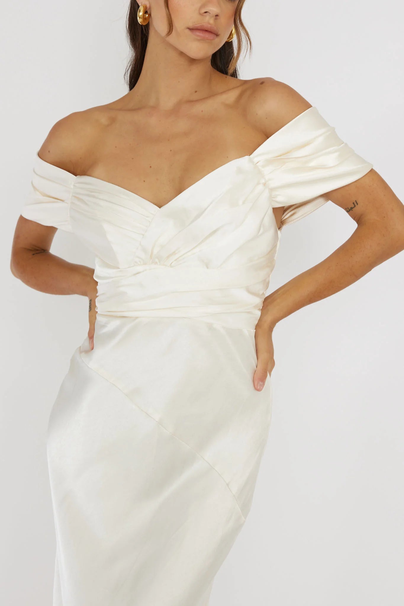 Vestido Weitese, sofisticado vestido largo de satén verde claro con hombros descubiertos, dobladillo asimétrico cruzado y acabado satinado. 