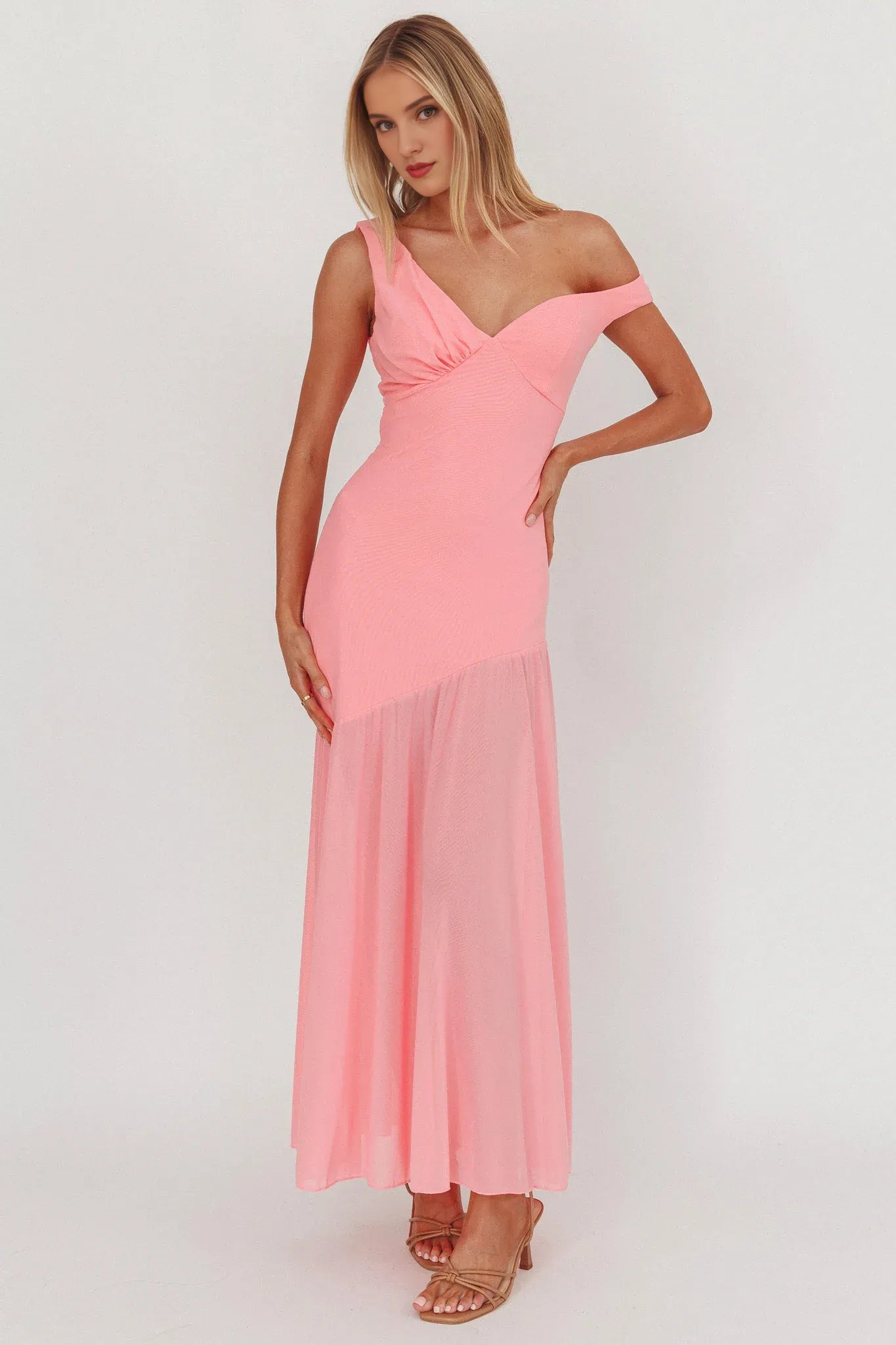 Vestido Weitese, sofisticado vestido largo rosa con hombros descubiertos, diseño asimétrico, falda transparente y corte ajustado para fiesta. 