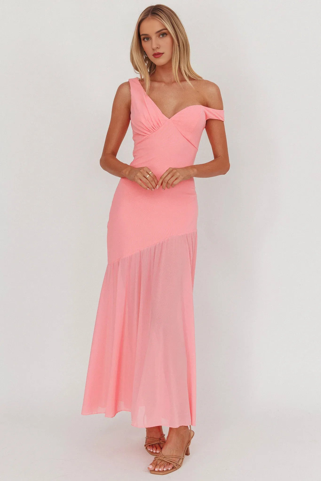 Vestido Weitese, sofisticado vestido largo rosa con hombros descubiertos, diseño asimétrico, falda transparente y corte ajustado para fiesta. 