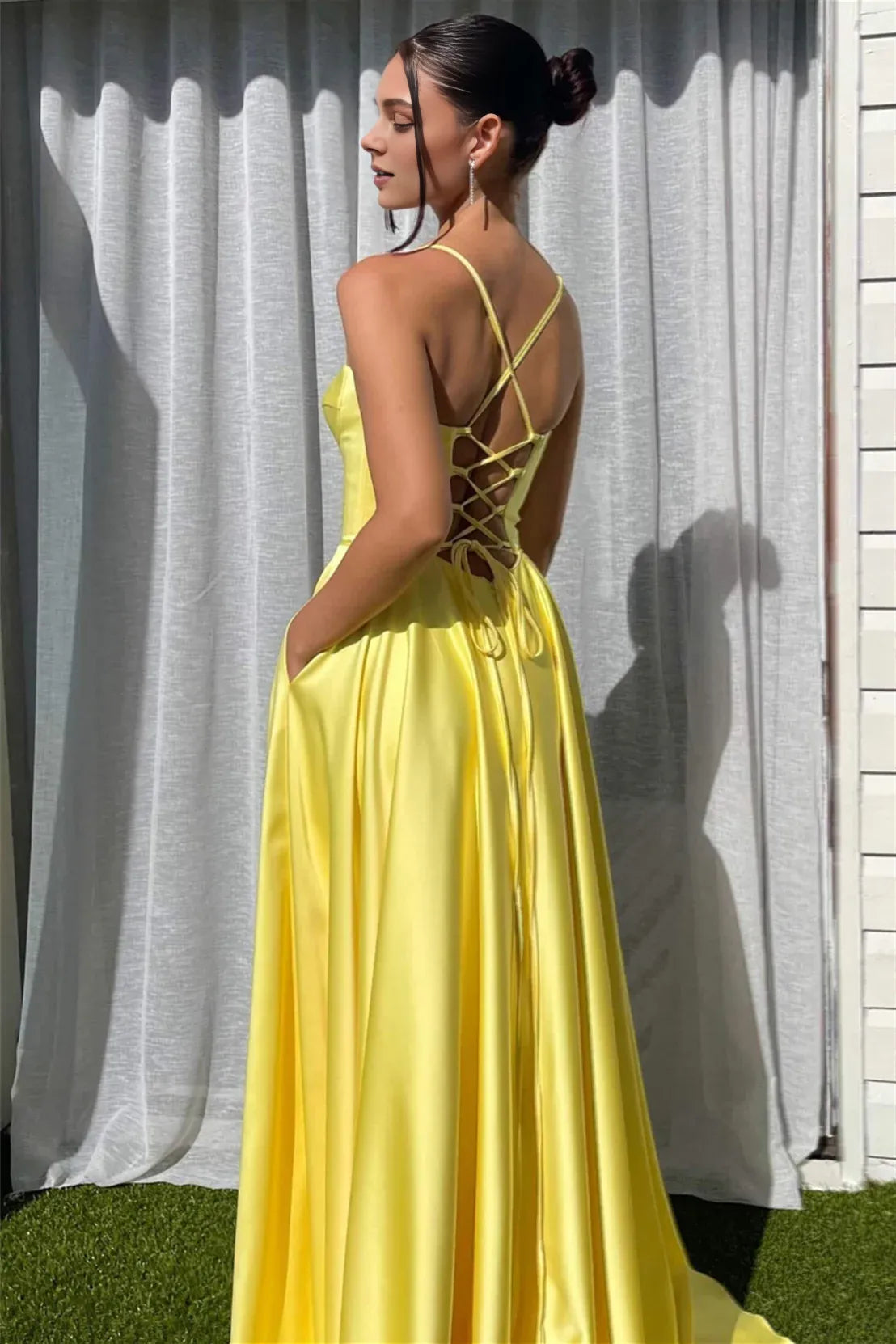 Robe longue trapèze jaune à bretelles spaghetti et fente pour bal de promo 